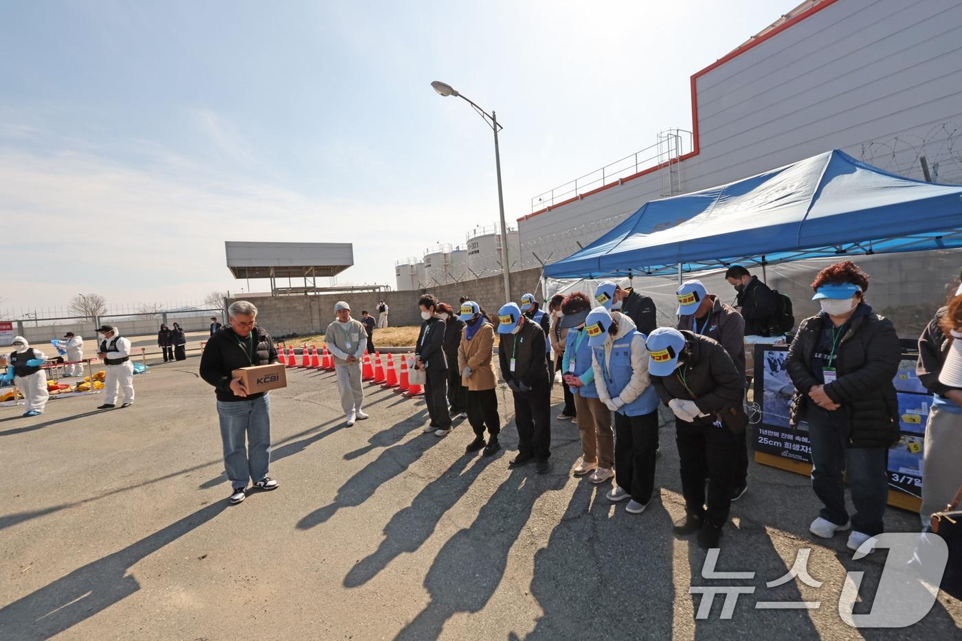 본문 이미지 - 20일 오후 전남 무안군 무안국제공항에서 여객기 참사 유가족들이 기체잔해 재분류 작업에서 유해 추정 물체가 발견되자 묵념하고 있다. 2026.3.20 ⓒ 뉴스1 박지현 기자