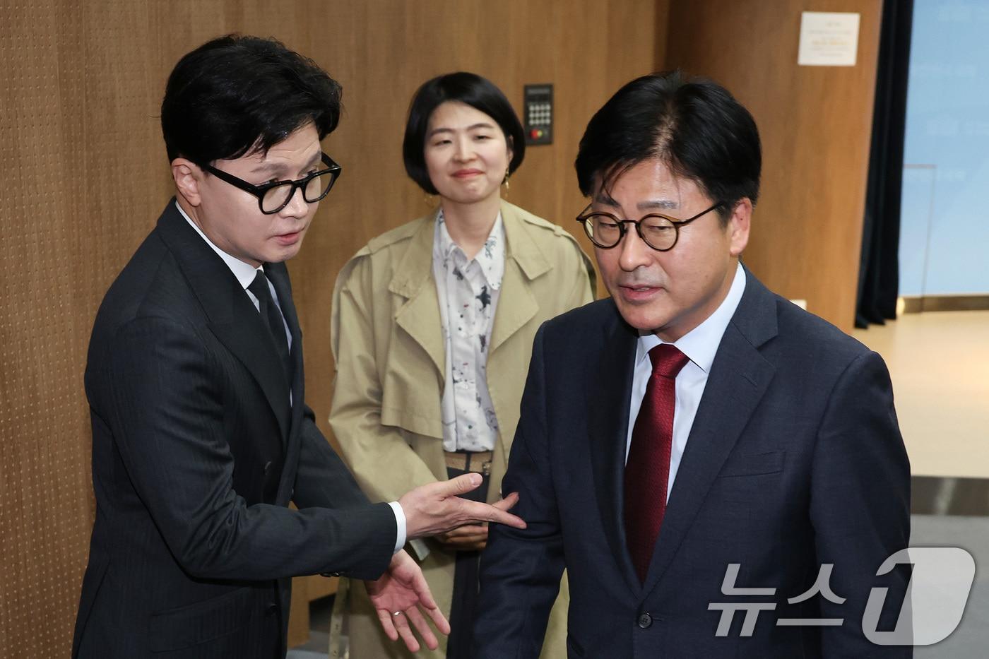 본문 이미지 - 한동훈 전 국민의힘 대표가 지난 20일 서울 여의도 국회 소통관에서 열린 김종혁 전 최고위원의 가처분 승소 관련 기자회견에서 김 전 최고위원과 대화하고 있다. 2026.3.20 ⓒ 뉴스1 신웅수 기자