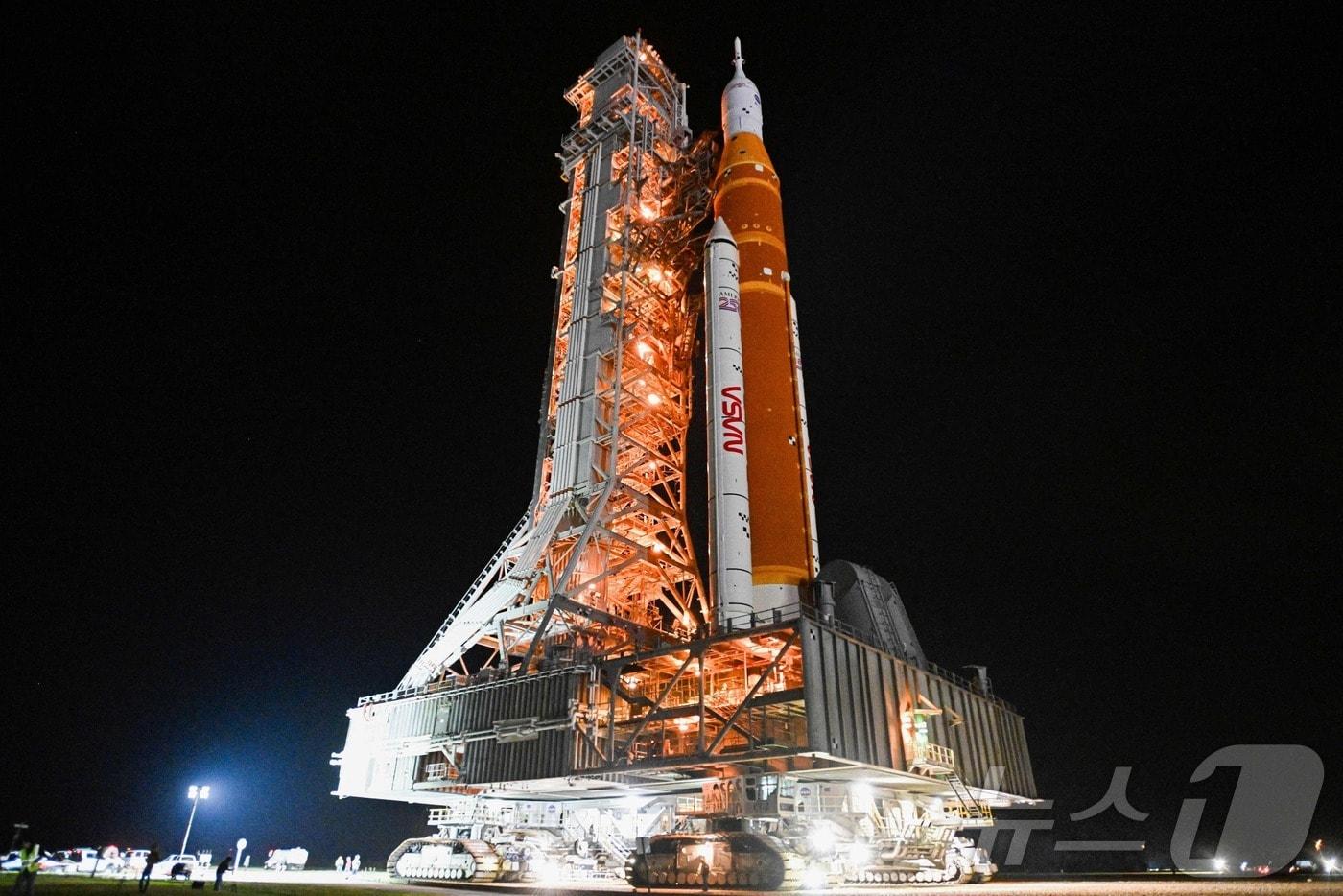 본문 이미지 - 미국 케네디 스페이스 센터 발사대에 기립한 아르테미스 2호. ⓒ AFP=뉴스1