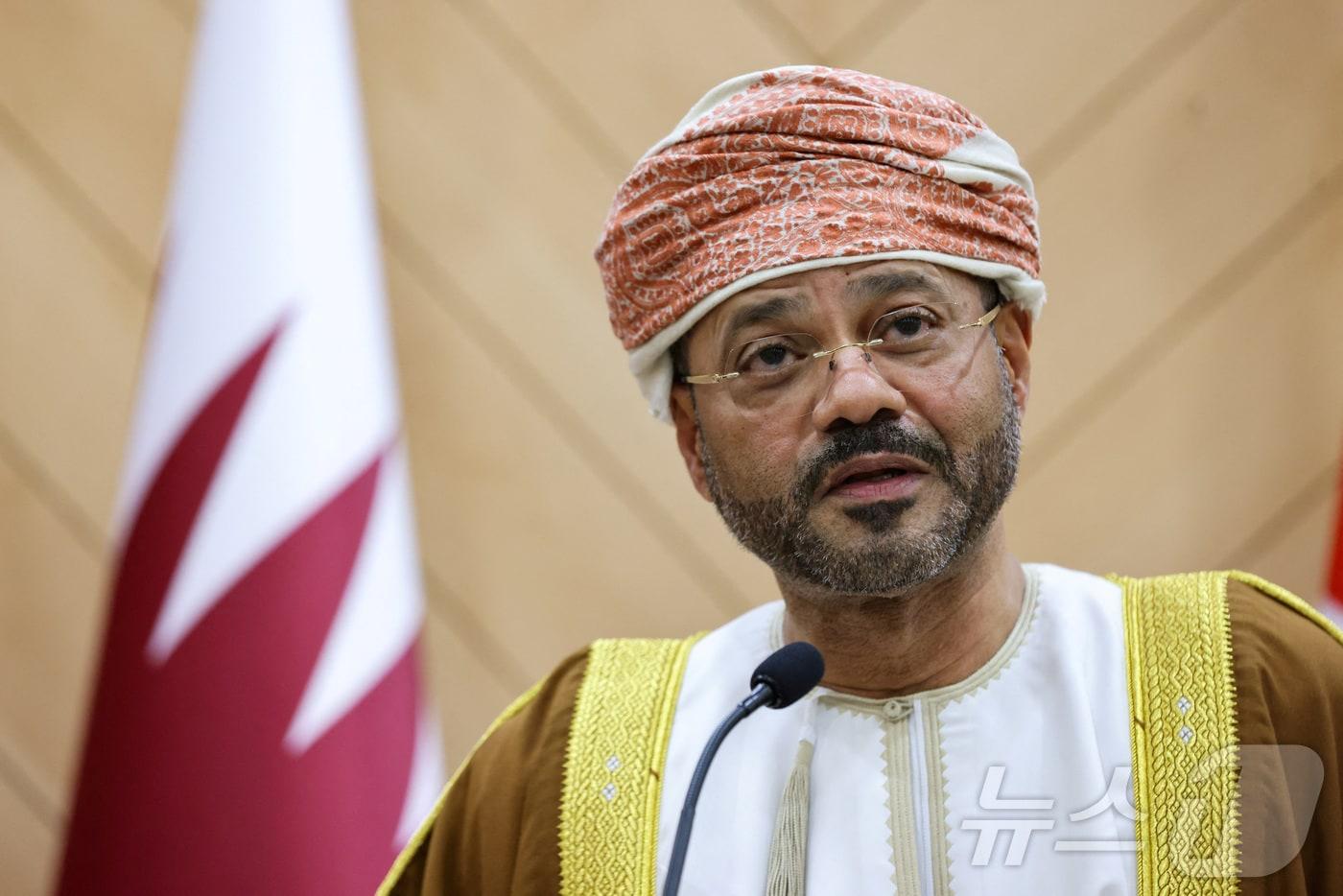 본문 이미지 - 바드르 알부사이드가 2023년 9월 사우디아라비아 리야드에서 열린 일본과 걸프협력회의 외무장관 회의 후 기자회견에 참석하고 있다. 2023.9.7 ⓒ 로이터=뉴스1