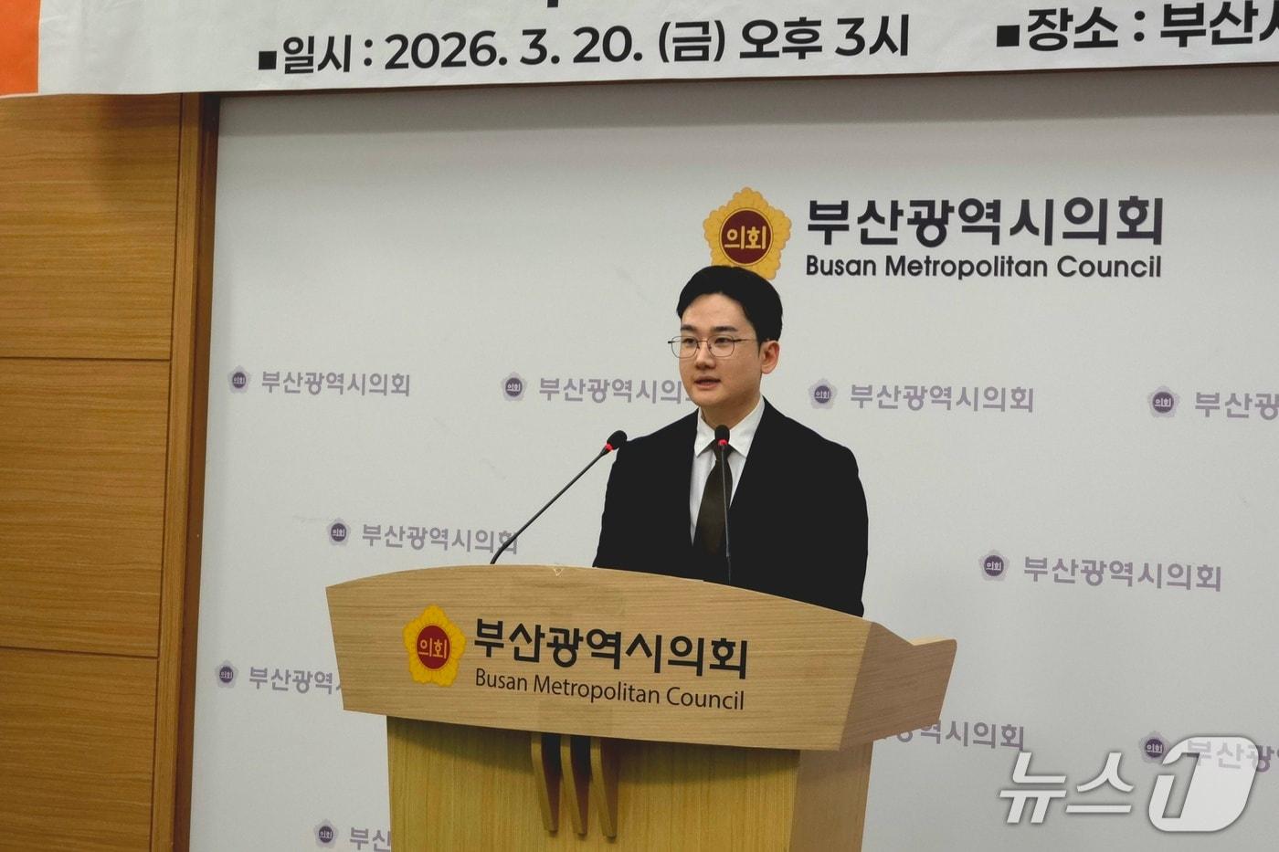 본문 이미지 - 정이한 부산시장 예비후보가 20일 부산시의회 브리핑룸에서 전재수 전 장관의 통일교 금품수수 의혹과 관련해 긴급 기자회견을 열고 있다. 2026.3.20 ⓒ 뉴스1 이주현 기자