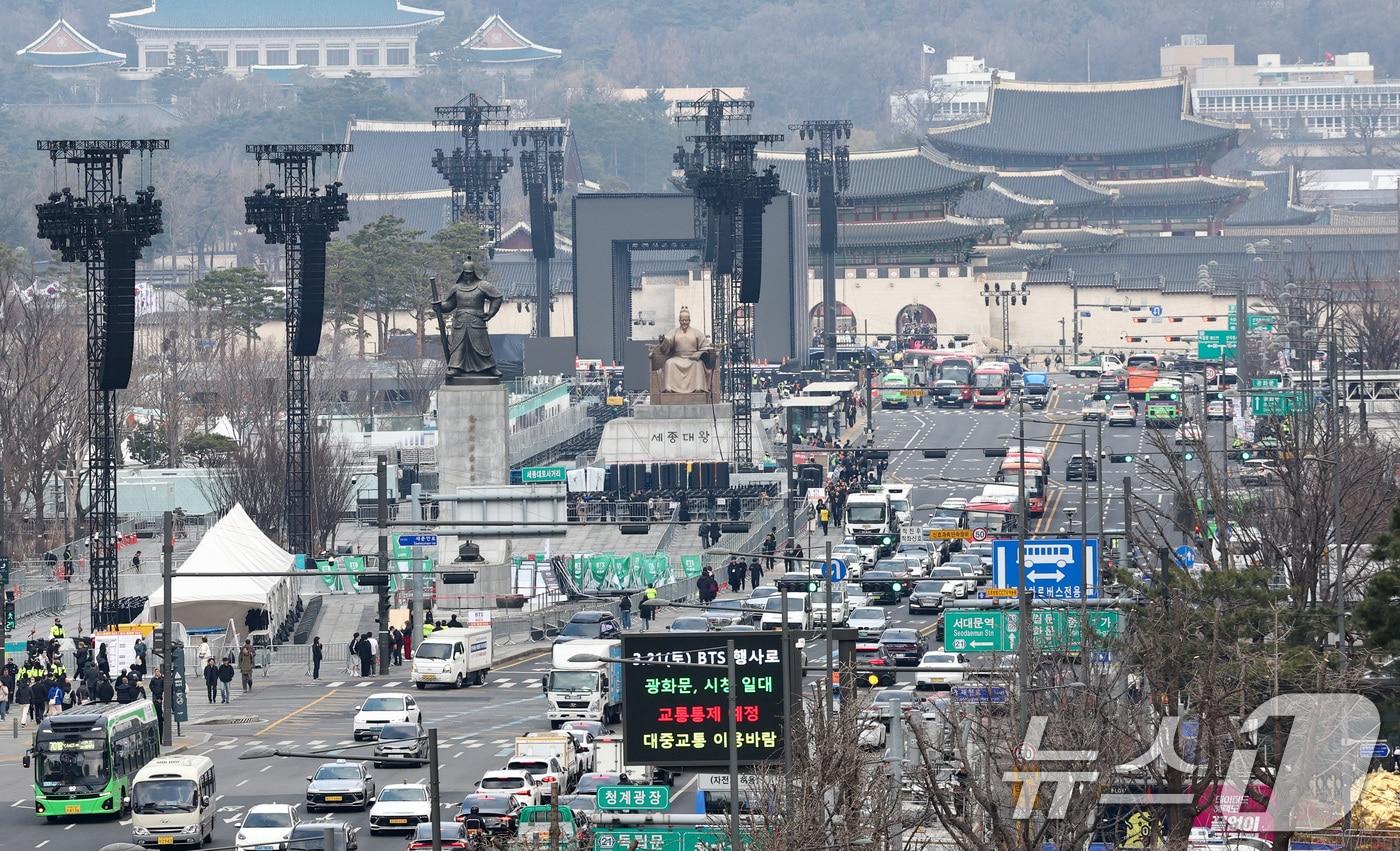 본문 이미지 - 방탄소년단(BTS) 완전체 컴백 공연이 하루 앞으로 다가온 20일 서울 광화문광장에서 무대 준비가 진행되고 있다. 2026.3.20 ⓒ 뉴스1 최지환 기자