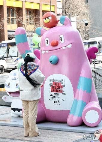 본문 이미지 - 서울 중구 청계광장에 위치한 해치 조형물에 BTS 컴백 공연 홍보문구가 적혀 있다. 2026.3.20 ⓒ 뉴스1 최지환 기자