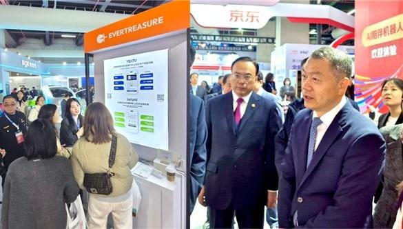 본문 이미지 - 공정(龚正) 중국 상하이시 시장(오른쪽)이 AWE 2026 현장 부스를 참관하고 있다.(벤처기업협회 제공)