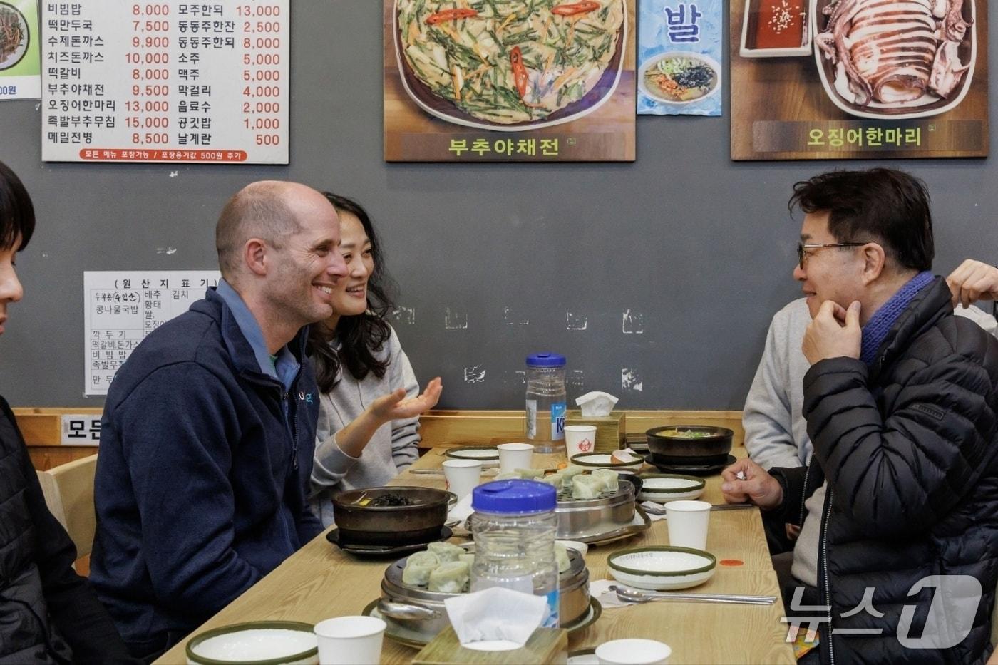 본문 이미지 - 해롤드 로저스 쿠팡 임시대표(왼쪽)가 20일 새벽배송 체험을 마친 후 염태영 더불어민주당 의원과 콩나물국밥으로 아침 식사를 하고 있다. 