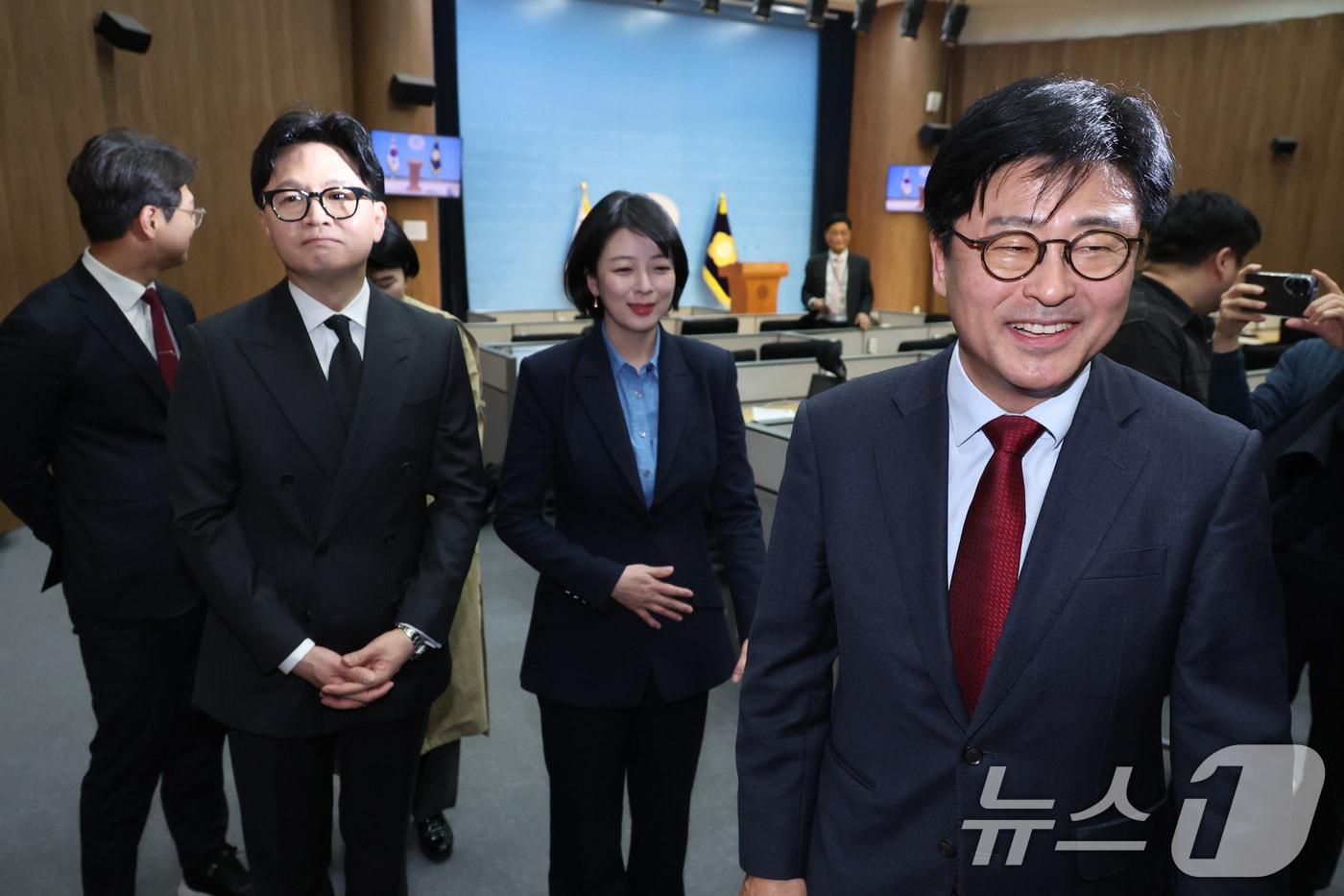 본문 이미지 - 한동훈 전 국민의힘 대표와 배현진 의원이 20일 서울 여의도 국회 소통관에서 김종혁 전 최고위원의 가처분 승소 관련 기자회견에 자리하고 있다. 2026.3.20 ⓒ 뉴스1 신웅수 기자