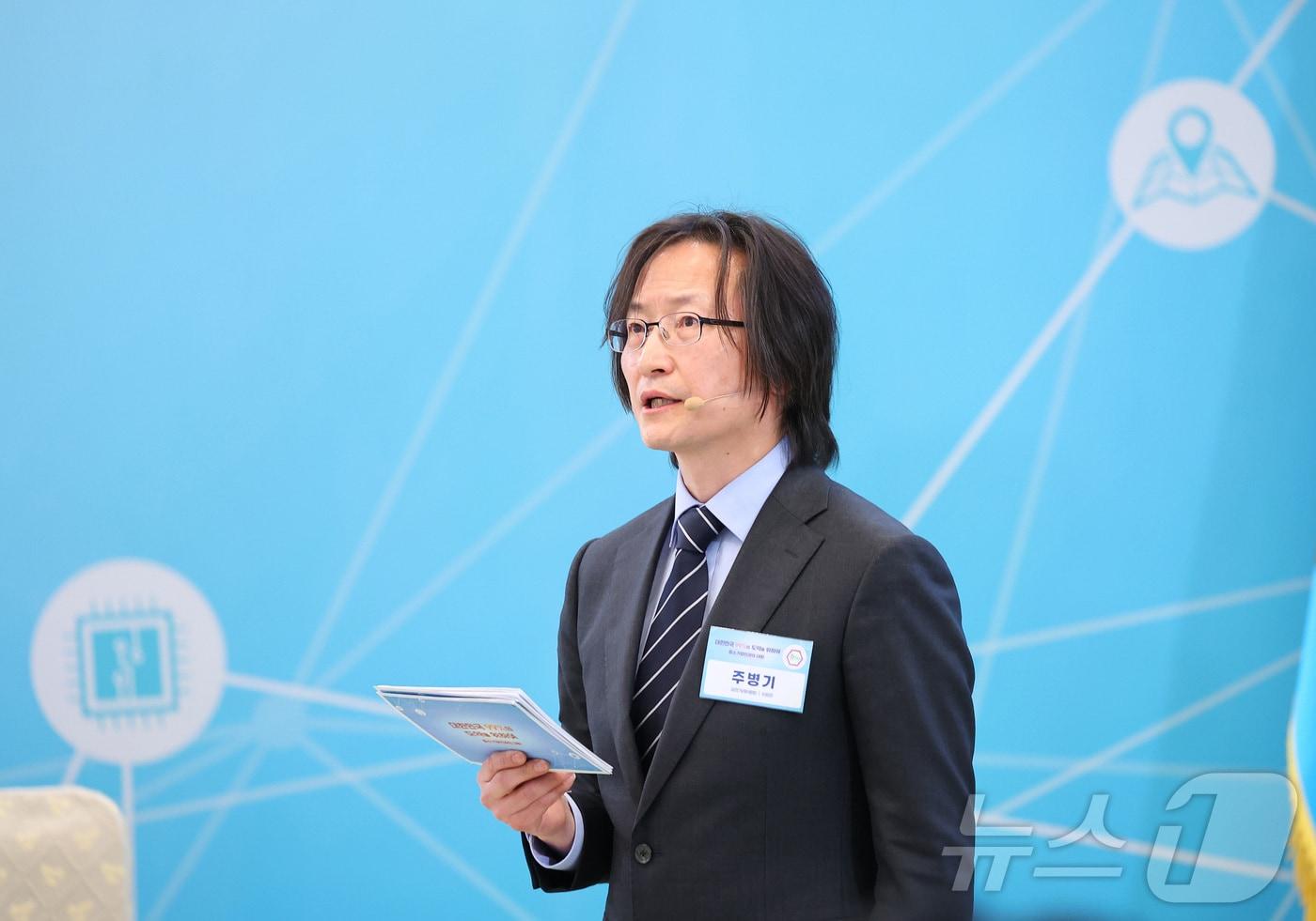 본문 이미지 - 주병기 공정거래위원회 위원장이 20일 청와대에서 열린 중소기업인과의 대화에서 '함께 성장하는 공정한 시장환경 조성'을 주제로 발표하고 있다. 2026.3.20 ⓒ 뉴스1 허경 기자