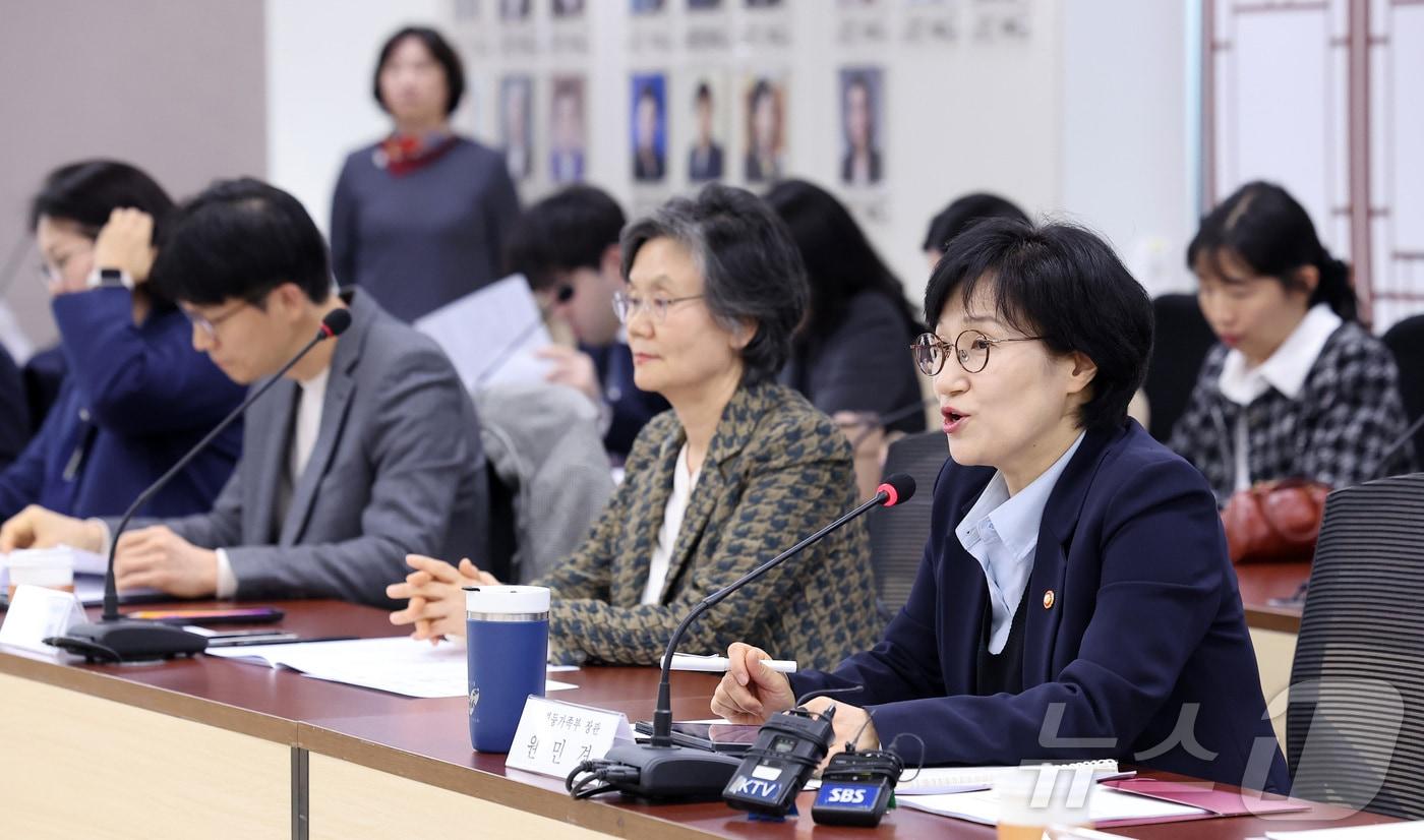 본문 이미지 - 원민경 성평등가족부 장관이 20일 서울 종로구 정부서울청사에서 열린 형사미성년자(촉법소년) 연령 사회적 대화협의체 2차 전체회의에서 모두발언을 하고 있다. 2026.3.20 ⓒ 뉴스1 김성진 기자