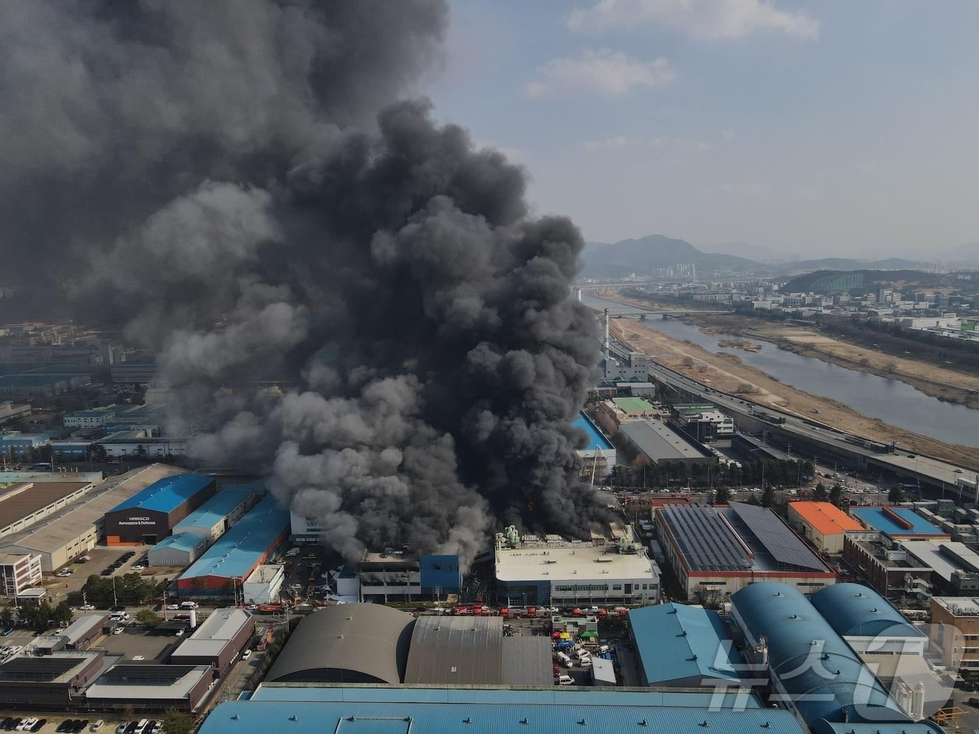 본문 이미지 - 20일 오후 1시17분께 대전 대덕구 문평동의 한 공장에서 불이 나 연기가 피어오르고 있다. 소방 당국은 신고 14분 만에 대응 2단계를 발령해 진화 작업을 벌이고 있다. 2026.3.20 ⓒ 뉴스1 김기태 기자