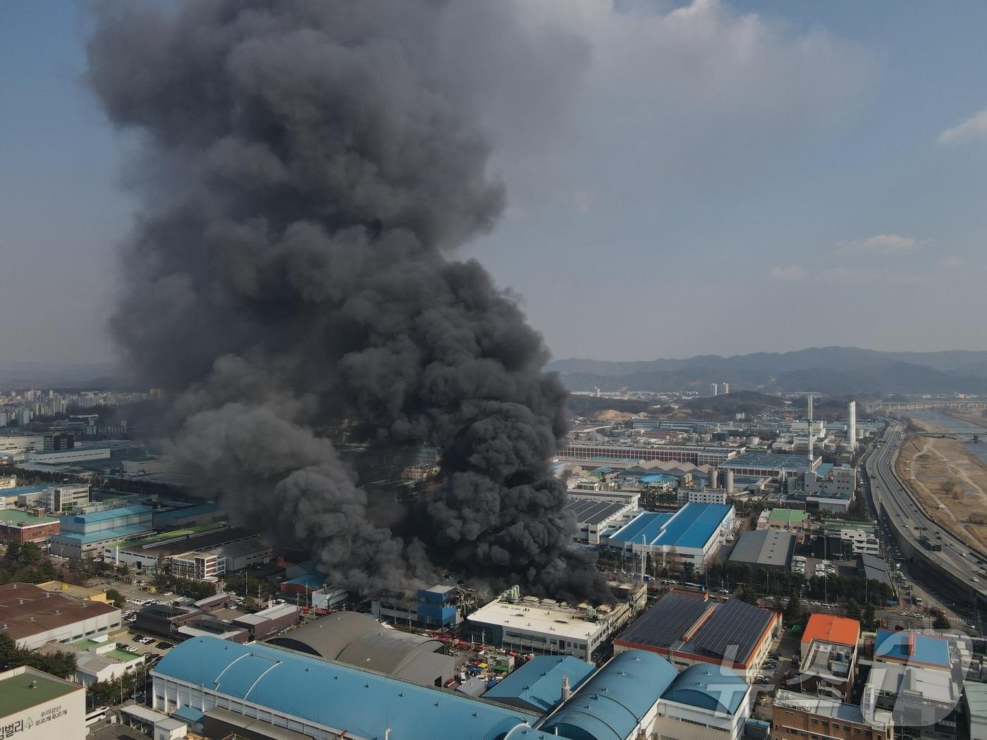 본문 이미지 - 20일 오후 1시17분께 대전 대덕구 문평동의 한 공장에서 불이 나 연기가 피어오르고 있다. 소방 당국은 신고 14분 만에 대응 2단계를 발령해 진화 작업을 벌이고 있다. 2026.3.20 ⓒ 뉴스1 김기태 기자