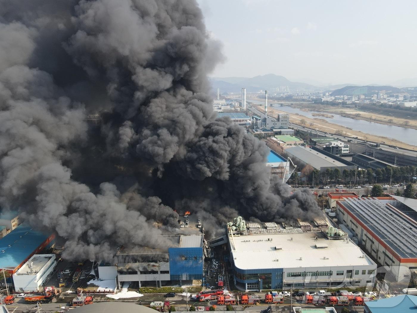 본문 이미지 - 20일 오후 1시17분께 대전 대덕구 문평동의 한 공장에서 불이 나 연기가 피어오르고 있다. 소방 당국은 신고 14분 만에 대응 2단계를 발령해 진화 작업을 벌이고 있다. 2026.3.20 ⓒ 뉴스1 김기태 기자