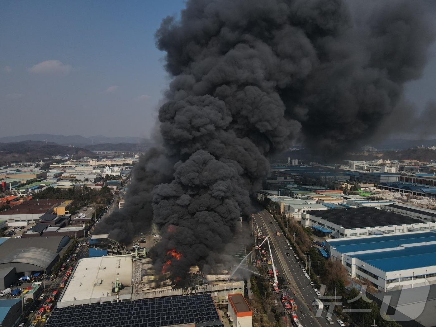 본문 이미지 - 20일 오후 1시17분께 대전 대덕구 문평동의 한 공장에서 불이 나 연기가 피어오르고 있다. 소방 당국은 신고 14분 만에 대응 2단계를 발령해 진화 작업을 벌이고 있다. 2026.3.20 ⓒ 뉴스1 김기태 기자