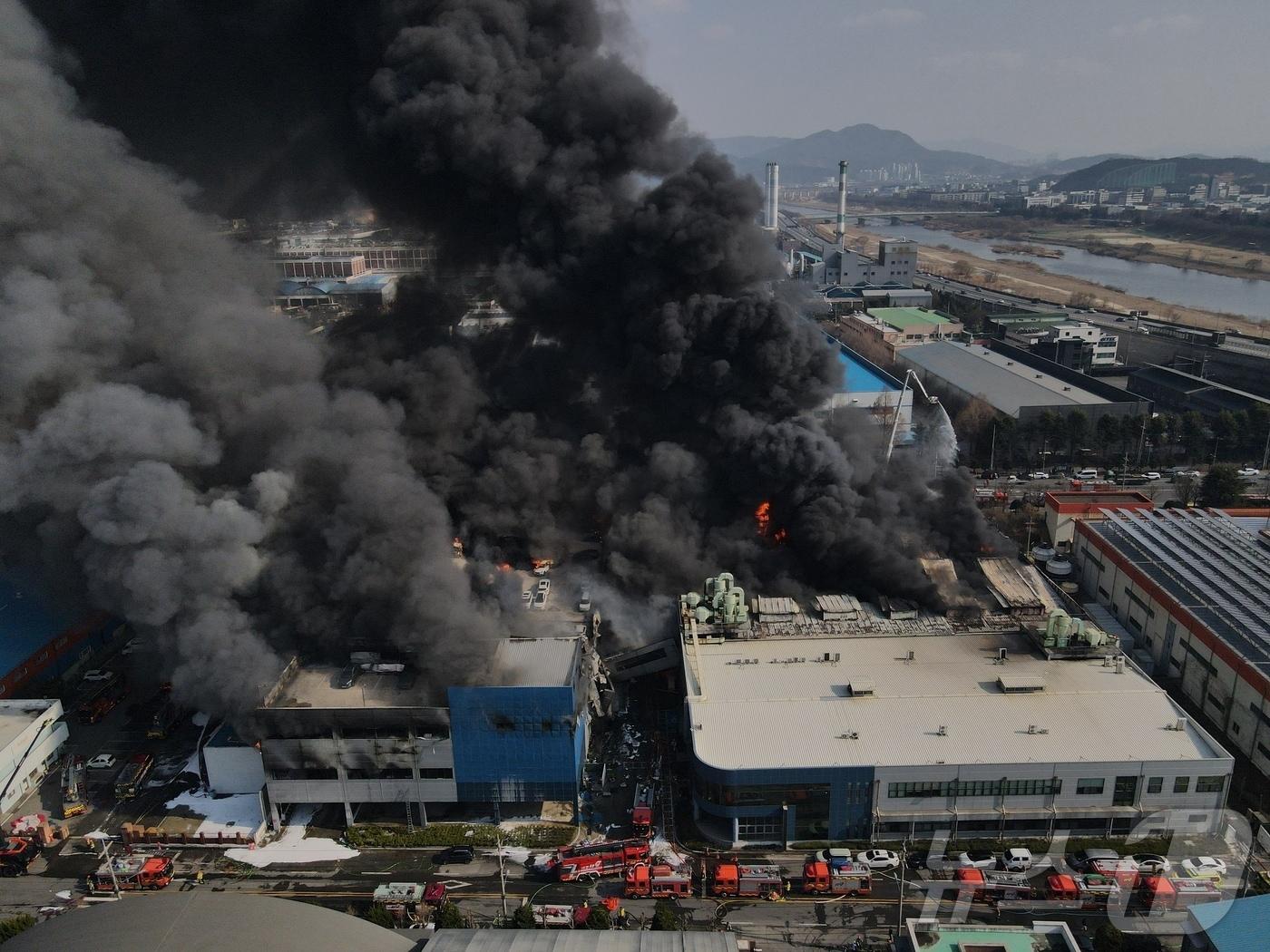 본문 이미지 - 20일 오후 1시17분께 대전 대덕구 문평동의 한 공장에서 불이 나 검은연기가 치솟고 있다. 소방 당국은 신고 14분 만에 대응 2단계를 발령해 진화 작업을 벌이고 있다. 2026.3.20 ⓒ 뉴스1 김기태 기자