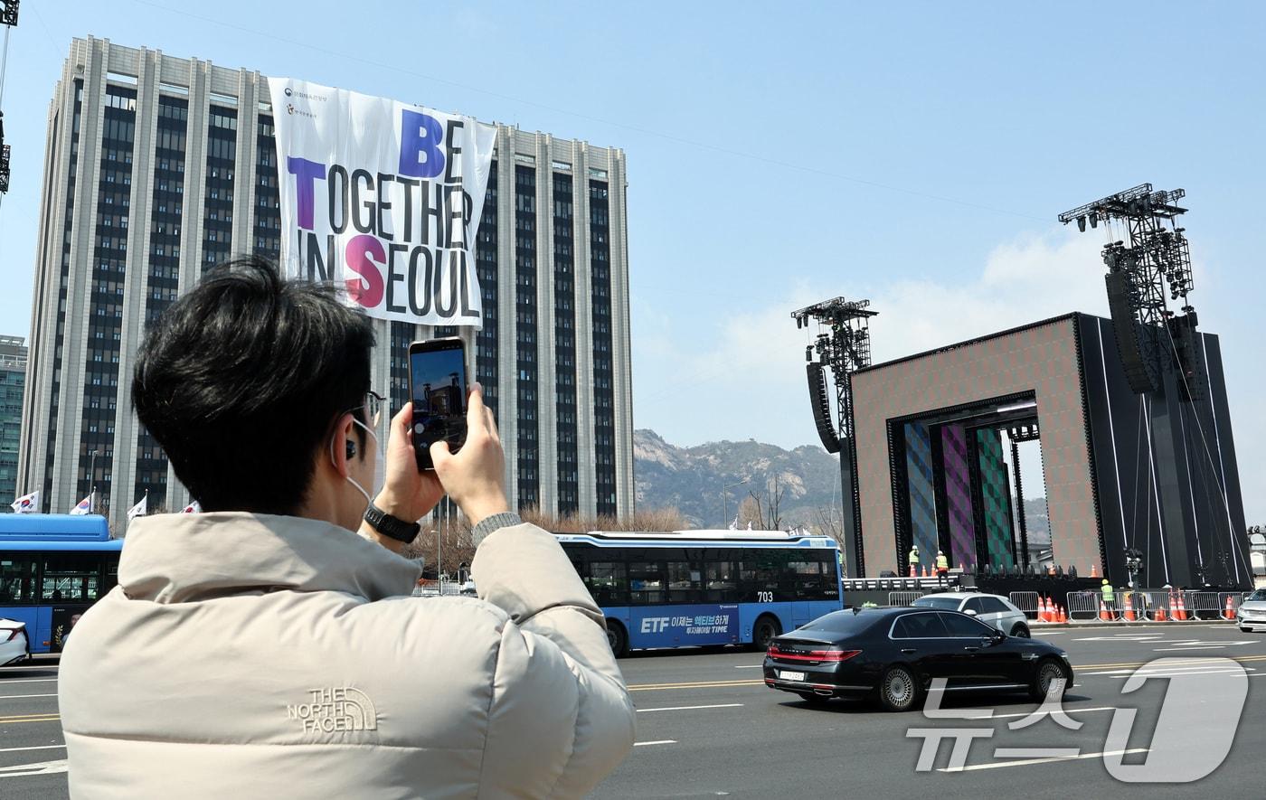 본문 이미지 - 방탄소년단(BTS) 완전체 컴백 공연이 하루 앞으로 다가온 20일 서울 종로구 정부서울청사에 BTS 팬들을 반기는 현수막이 설치되고 있다. 2026.3.20 ⓒ 뉴스1 최지환 기자