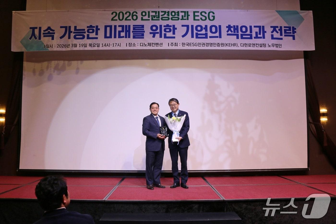 본문 이미지 - 오른쪽이 정승용 케이워터기술주식회사 부사장(케이워터기술 제공.재판매 및 DB금지)/뉴스1