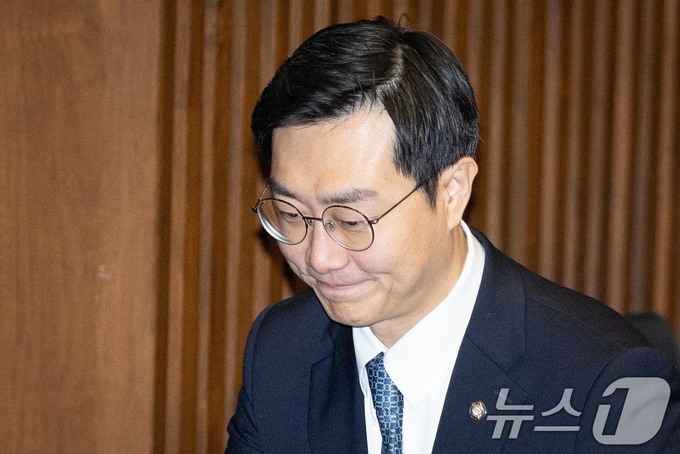 본문 이미지 - 더불어민주당을 탈당한 장경태 의원이 전날(20일) 서울 여의도 국회에서 열린 제433회 국회(임시회) 제2차 본회의에서 공소청법안(대안)에 대한 무제한토론 종결 동의의 건 표결 후 본회의장을 빠져나가고 있다. 2026.3.20 ⓒ 뉴스1 유승관 기자