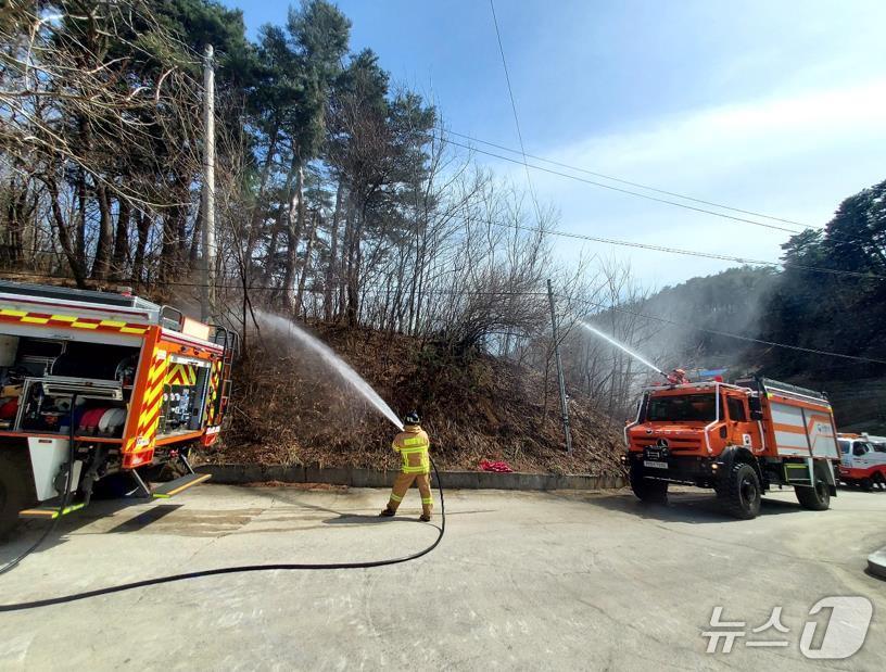 본문 이미지 - 소방대원들이 산림 인접 지역에 출동하여 소방 펌프차를 활용해 대대적인 예비주수 작업을 펼치며 산불의 선제적 차단에 만전을 기하고 있다.(소방청 제공)