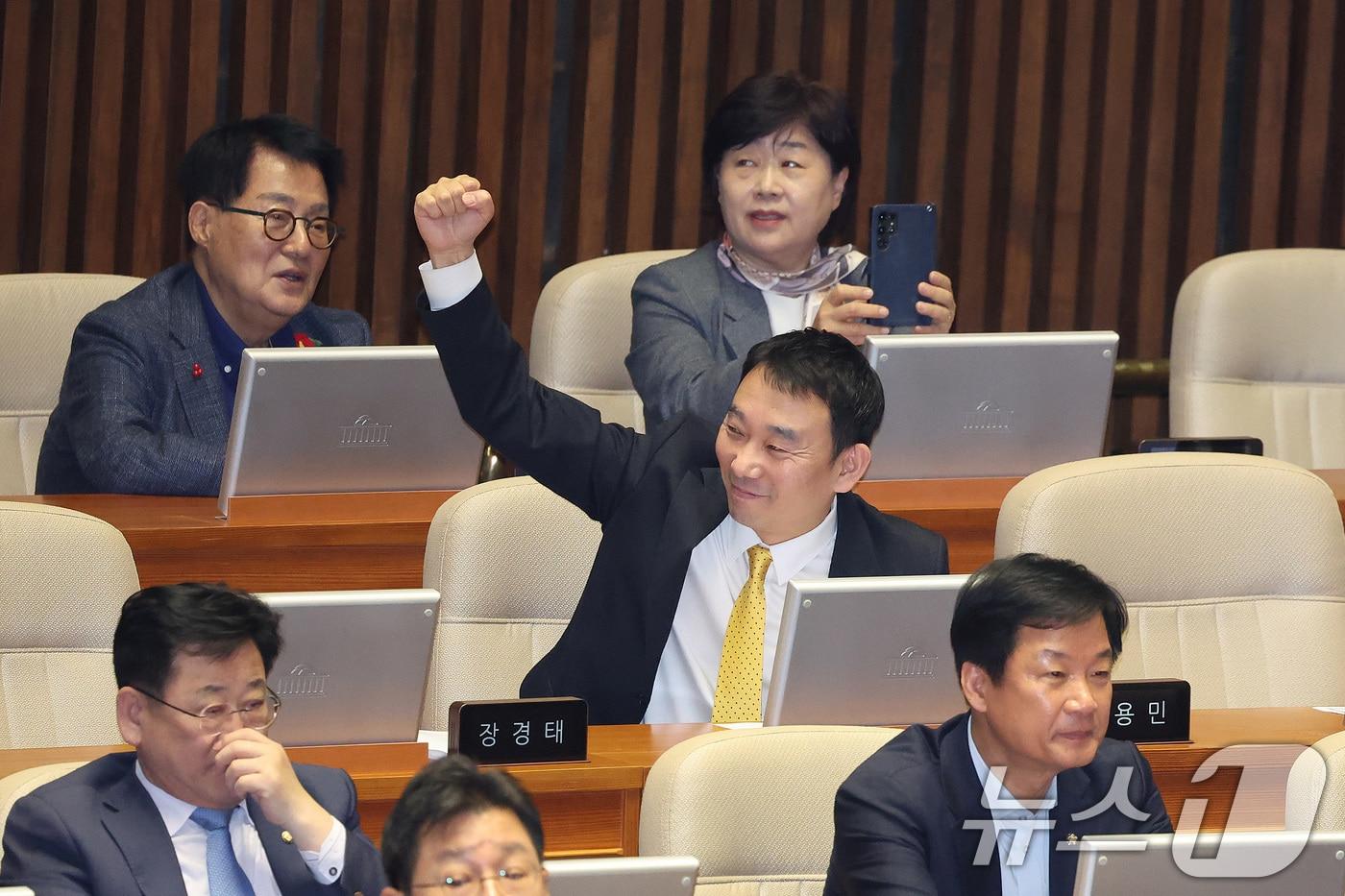 본문 이미지 - 김용민 더불어민주당 의원이 20일 서울 여의도 국회에서 열린 제433회국회(임시회) 제2차 본회의에서 공소청법안(대안)이 가결되자 환호하고 있다. 2026.3.20 ⓒ 뉴스1 신웅수 기자