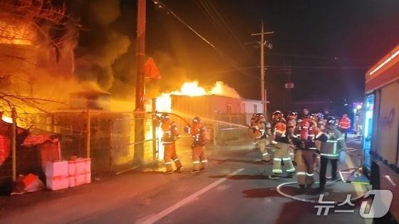 본문 이미지 - 20일 오전 4시 16분께 전북 완주군 용진읍 운곡리의 한 식품제조 공장에서 불이 났다.(전북소방 제공, 재판매 및 DB금지)2026.3.20/뉴스1