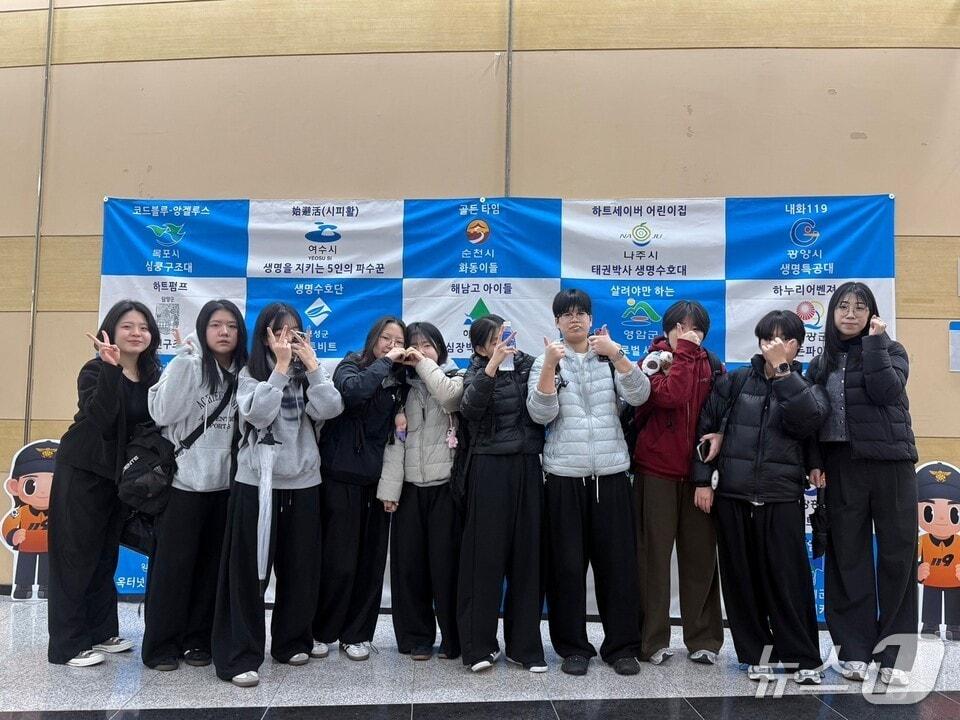 본문 이미지 - 진성여고 보건간호과 학생들이 기념사진을 찍고 있다. (전남교육청 제공, 재판매 및 DB금지)/뉴스1