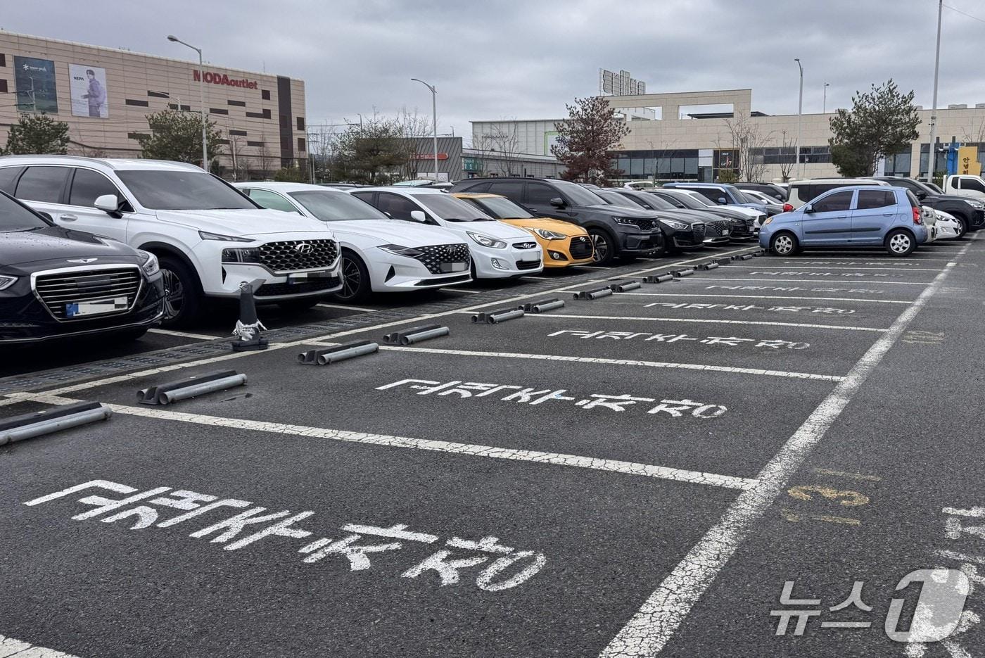 본문 이미지 - 지난 19일 찾은 울산 북구 진장동의 한 중고차 매매단지 고객주차장이 비어있다.2026.3.20 ⓒ 뉴스1 김세은 기자