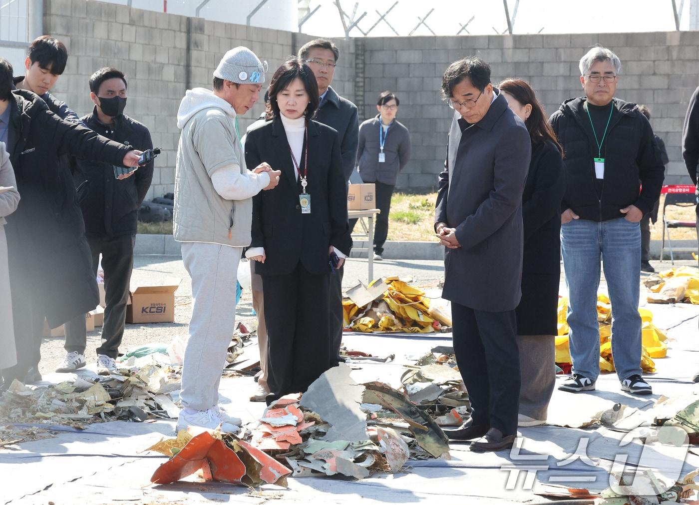 본문 이미지 - 20일 오후 전남 무안군 무안국제공항에서 전성환 대통령실 경청통합수석이 방문해 항철위의 기체 잔해 재분류 작업 현장을 살펴보고 있다. 2026.3.20 ⓒ 뉴스1 박지현 기자