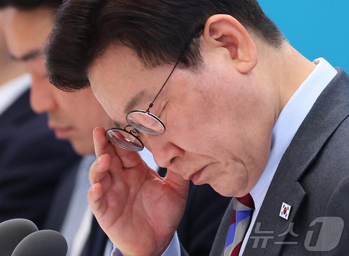 본문 이미지 - 이재명 대통령이 20일 청와대에서 열린 중소기업인과의 대화에서 자료를 살펴보고 있다. 2026.3.20 ⓒ 뉴스1 허경 기자