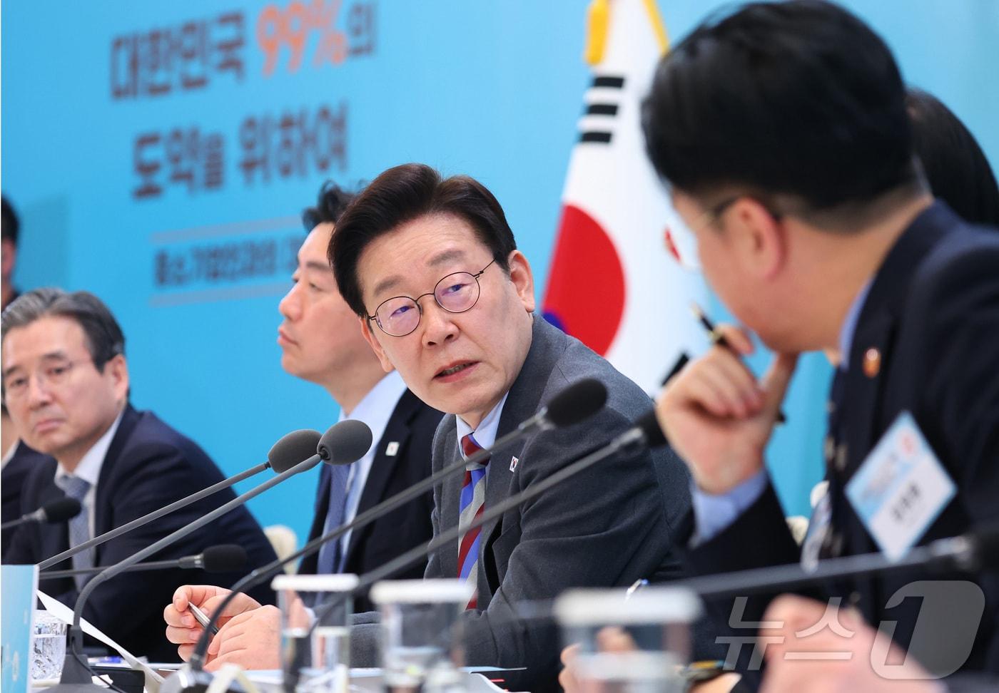 본문 이미지 - 이재명 대통령이 지난 20일 청와대에서 열린 중소기업인과의 대화에서 참석자의 발언을 경청하고 있다. 2026.3.20 ⓒ 뉴스1 허경 기자