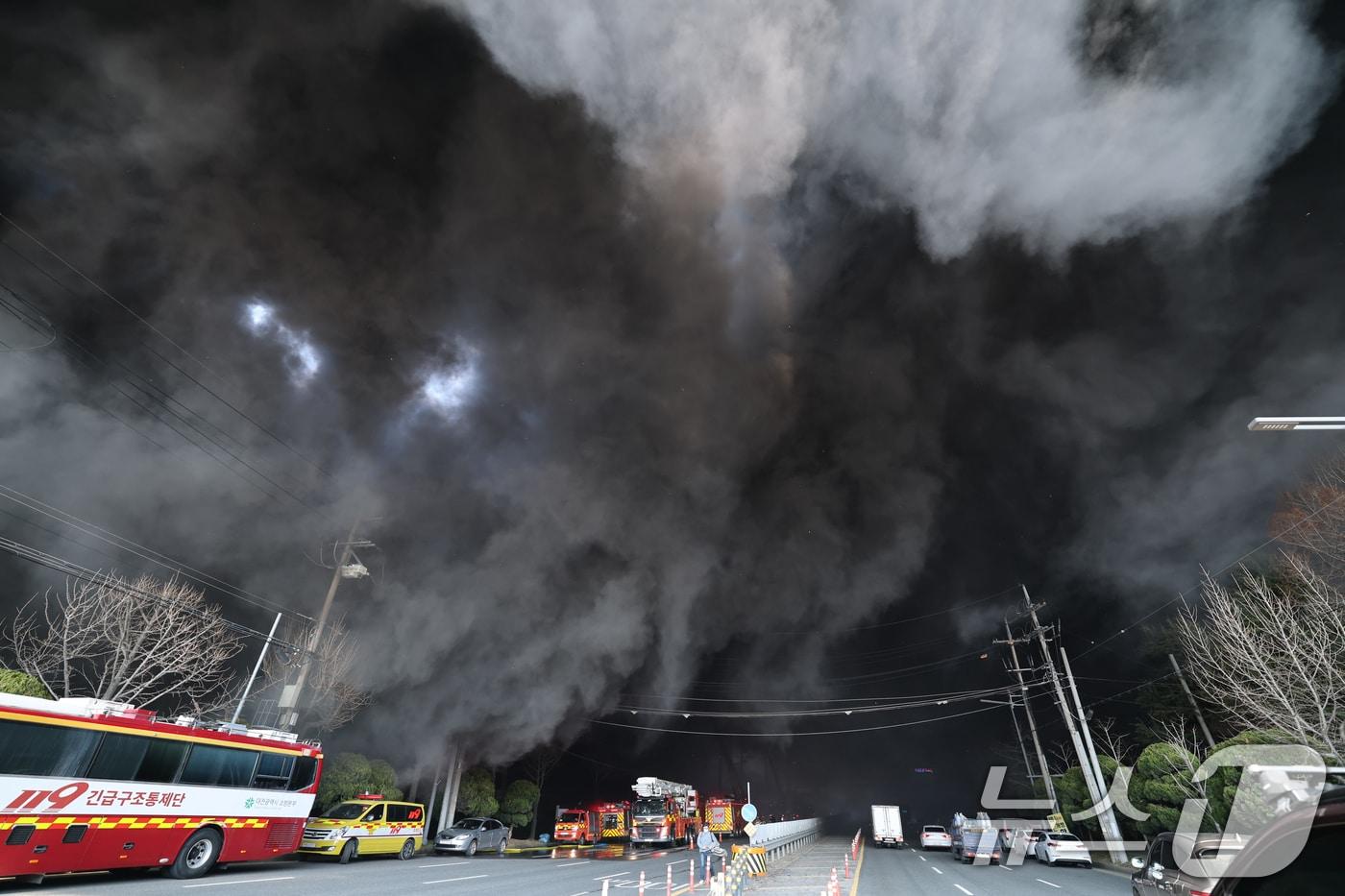 본문 이미지 - 20일 오후 1시17분께 대전 대덕구 문평동의 한 공장에서 불이 나 연기가 피어오르고 있다. 소방당국은 국가소방동원령을 발령한 가운데, 현재까지 부상자들을 비롯한 출근자들 중 14명의 연락이 두절된 것으로 확인됐다. 2026.3.20 ⓒ 뉴스1 김기태 기자