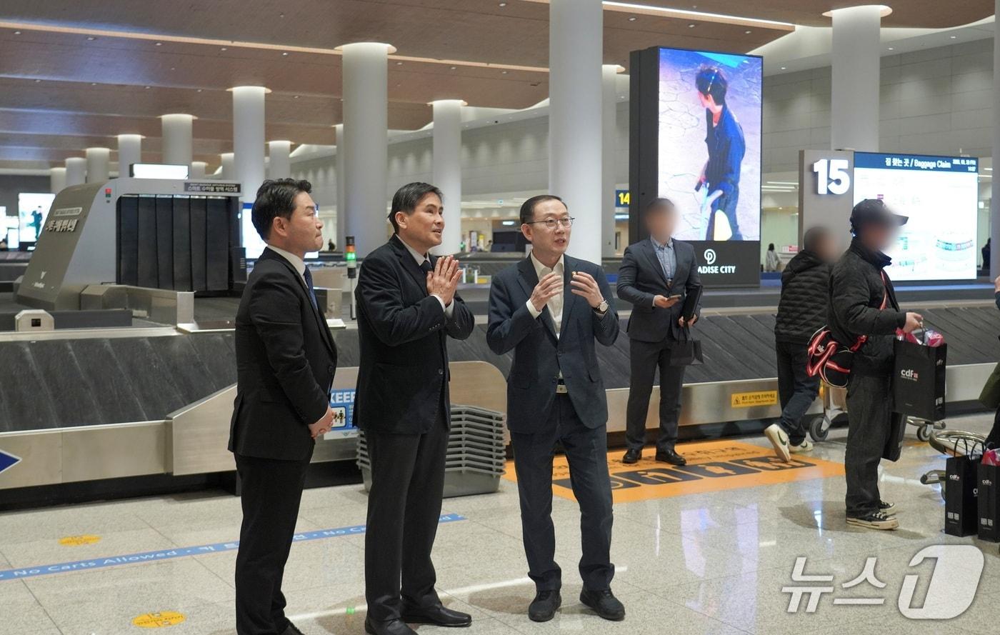 본문 이미지 - 이명구 관세청장(오른쪽)이 20일 대규모 공연을 앞두고 인천국제공항 여객터미널을 찾아 여행자휴대품 통관 현장을 직접 점검하고 있다. (관세청 제공.재판매 및 DB금지)/뉴스1