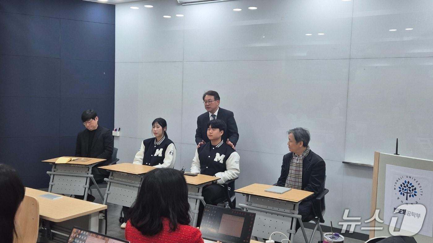 본문 이미지 - (왼쪽부터) 김유빈 명지대학교 반도체공학부 교수, 김연수 학생, 정재훈 학생, 윤주병 교수가 3월18일 인터뷰에 참여하고 있는 모습.