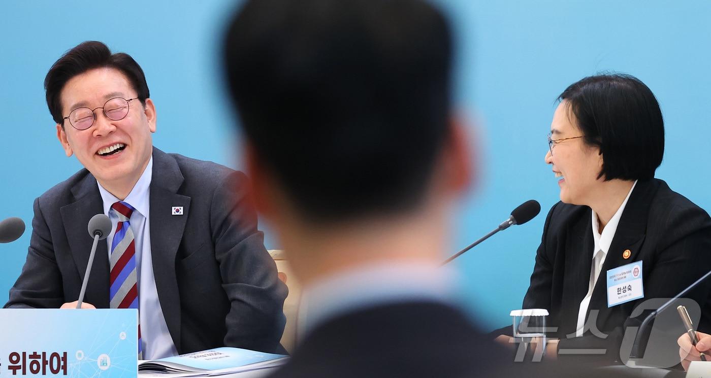 본문 이미지 - 이재명 대통령이 20일 청와대에서 열린 중소기업인과의 대화에서 참석자의 발언에 웃음을 터트리고 있다. 2026.3.20 ⓒ 뉴스1 허경 기자