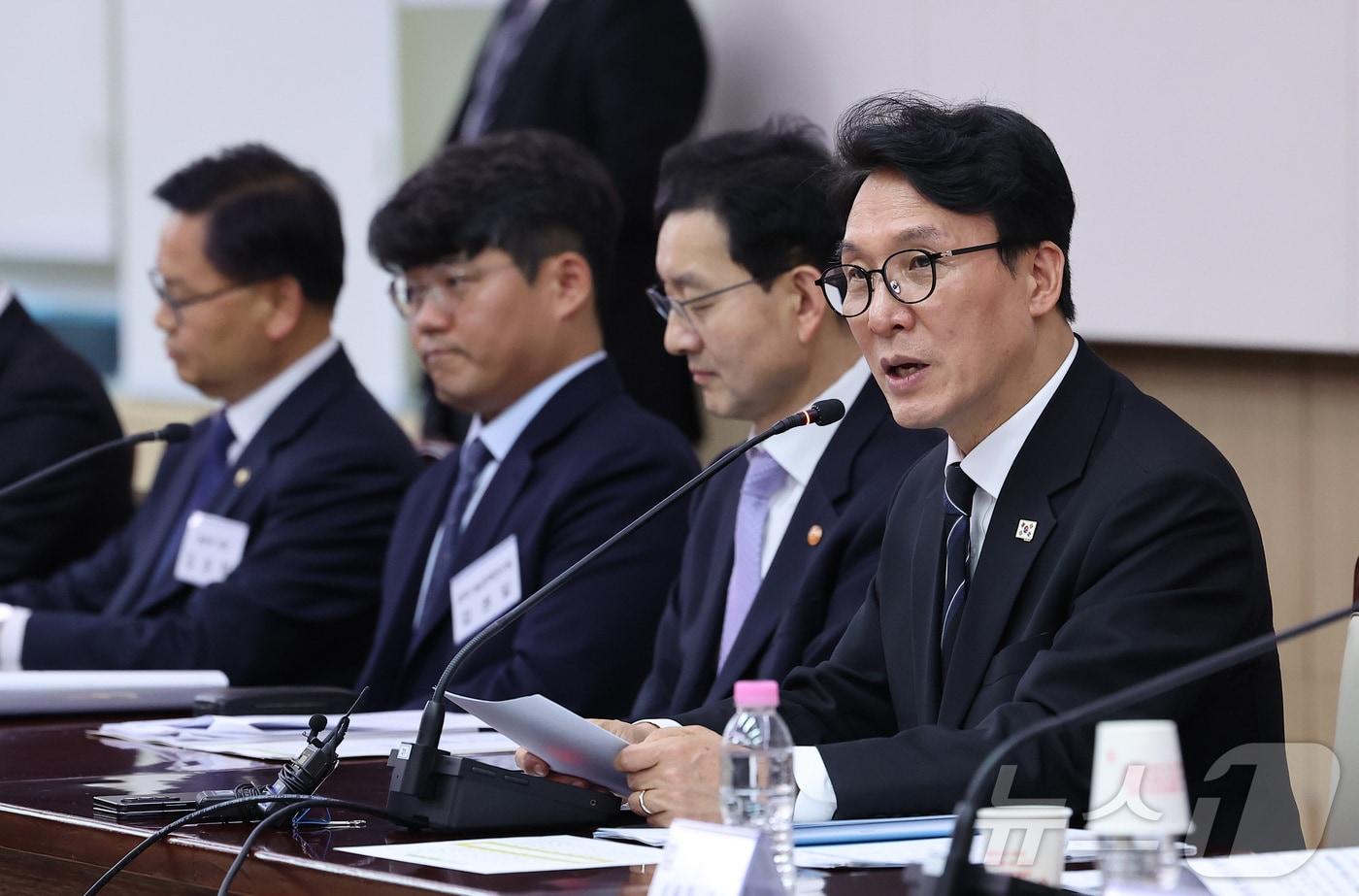 본문 이미지 - 김민석 국무총리가 20일 서울 종로구 정부서울청사에서 열린 범정부 드론·대드론 통합 TF 출범식 및 전체회의에서 모두발언을 하고 있다. 2026.3.20 ⓒ 뉴스1 김성진 기자