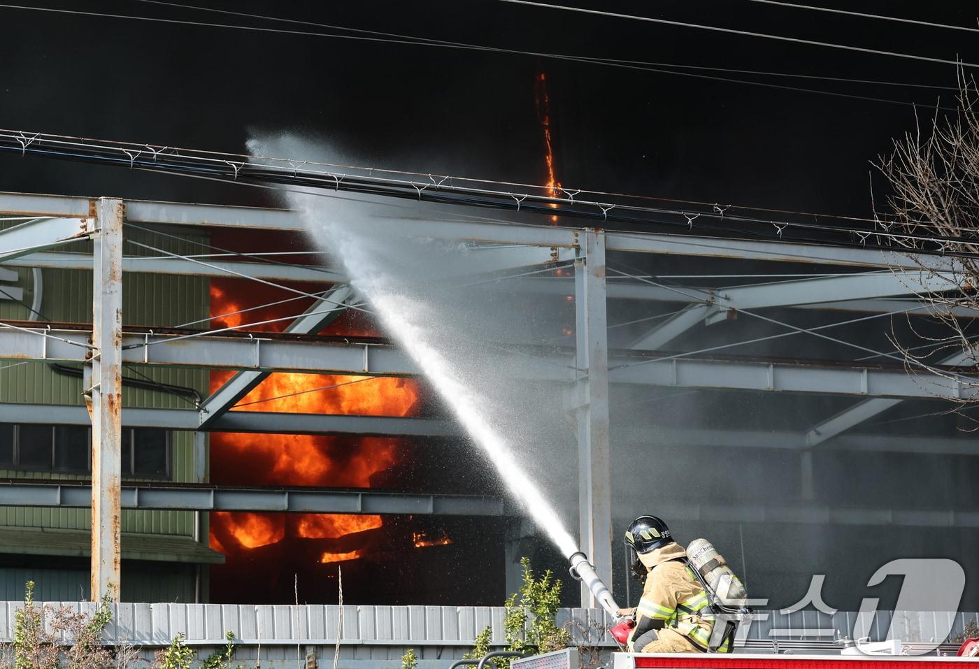 본문 이미지 - 20일 오후 1시17분께 대전 대덕구 문평동의 한 공장에서 불이 나 소방대원이 불을 끄고 있다. 소방당국은 국가소방동원령을 발령한 가운데, 현재까지 부상자들을 비롯한 출근자들 중 14명의 연락이 두절된 것으로 확인됐다. 2026.3.20 ⓒ 뉴스1 김기태 기자
