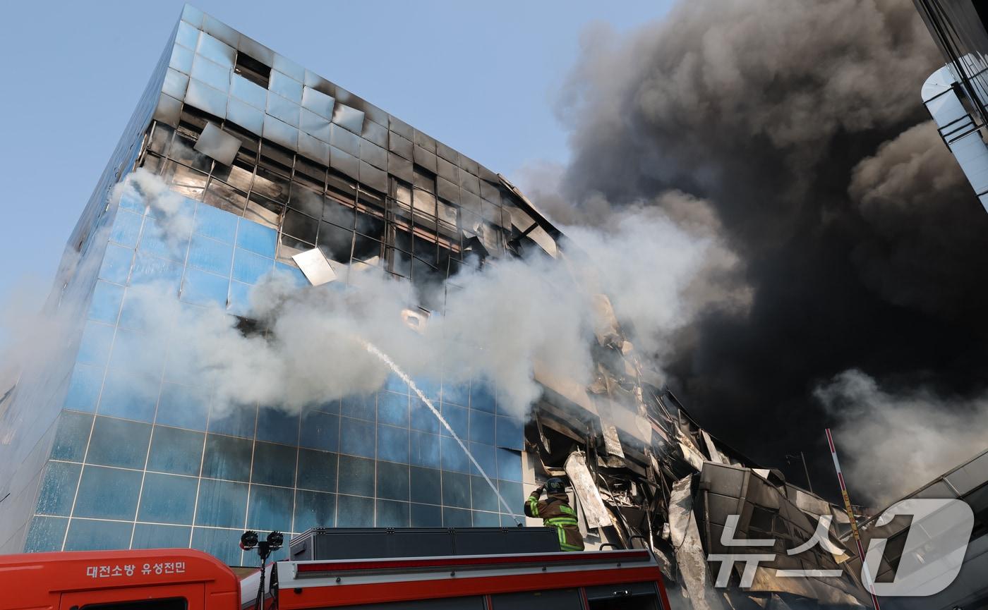 본문 이미지 - 20일 오후 1시17분께 대전 대덕구 문평동의 한 공장에서 불이 나 소방대원이 불을 끄고 있다. 소방당국은 국가소방동원령을 발령한 가운데, 현재까지 부상자들을 비롯한 출근자들 중 14명의 연락이 두절된 것으로 확인됐다. 2026.3.20 ⓒ 뉴스1 김기태 기자