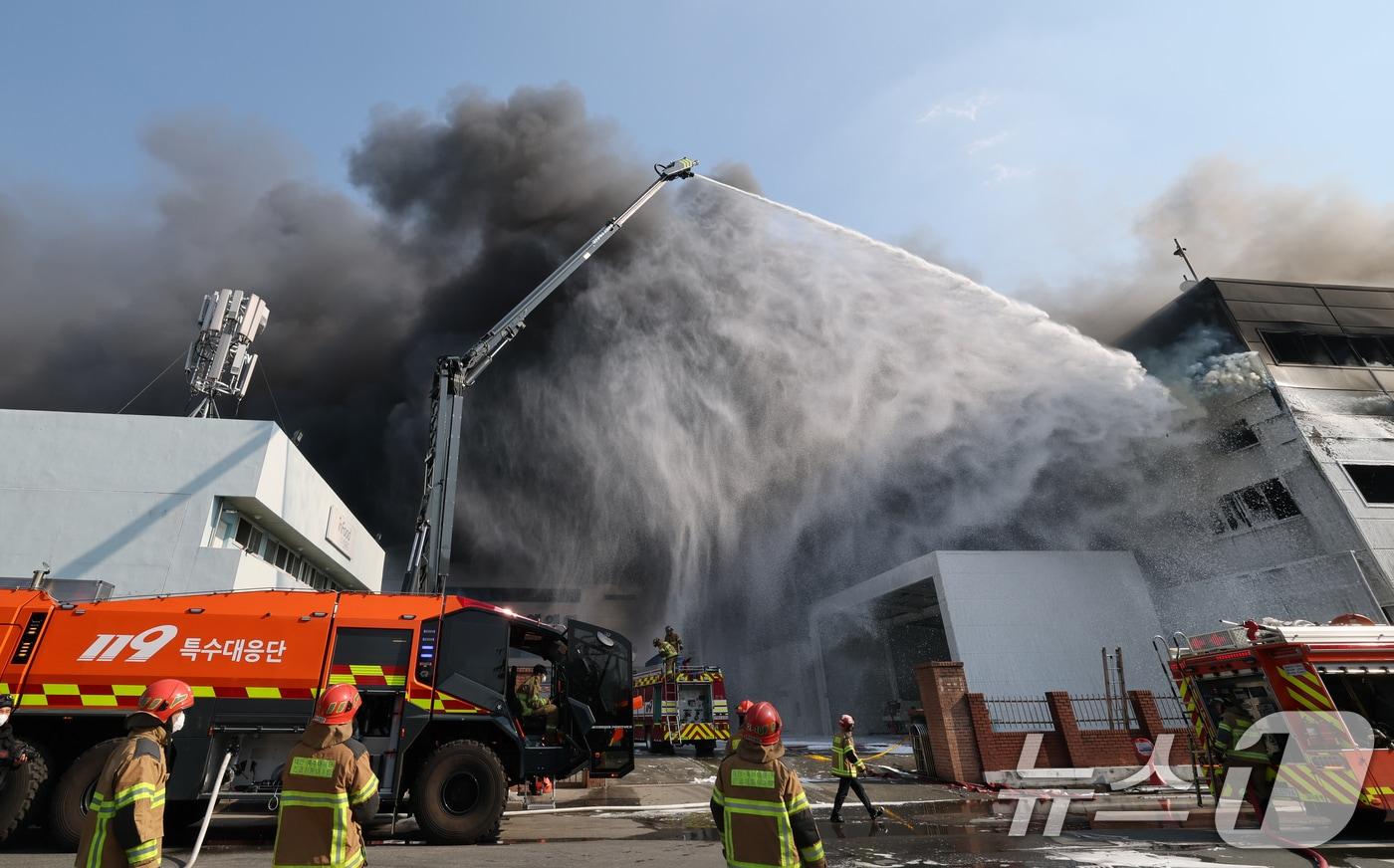 본문 이미지 - 20일 오후 1시17분께 대전 대덕구 문평동의 한 공장에서 불이 나 소방대원이 불을 끄고 있다. 소방당국은 국가소방동원령을 발령한 가운데, 현재까지 부상자들을 비롯한 출근자들 중 14명의 연락이 두절된 것으로 확인됐다. 2026.3.20 ⓒ 뉴스1 김기태 기자