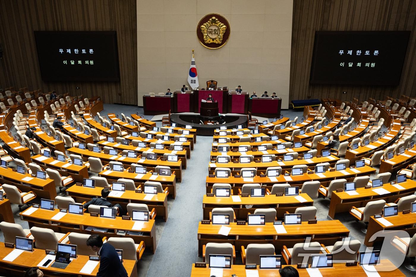 본문 이미지 - 이달희 국민의힘 의원이 지난 20일 서울 여의도 국회에서 열린 제433회 국회(임시회) 제2차 본회의에서 중대범죄수사청 조직 및 운영에 관한 법률안(대안)에 대한 무제한토론(필리버스터)을 하고 있다. 2026.3.20 ⓒ 뉴스1 유승관 기자