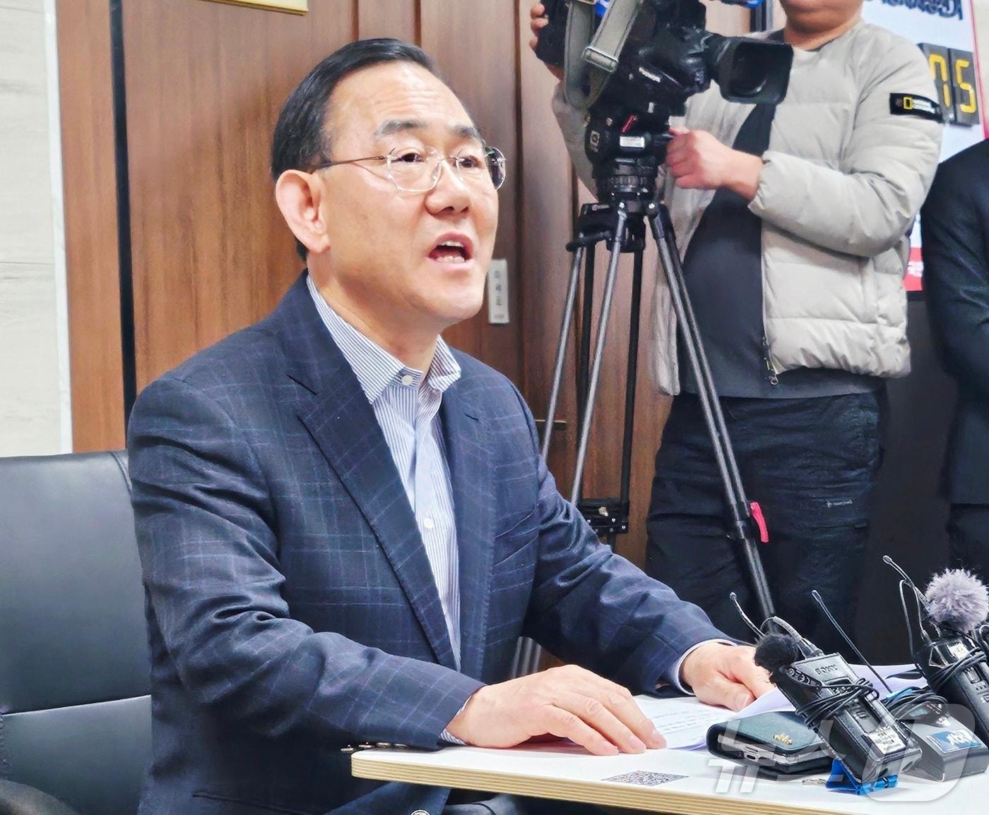 본문 이미지 - 주호영 국회부의장(국민의힘·대구 수성구갑)이 20일 대구 수성구 국민의힘 대구시당에서 기자회견을 열고 대구시장 공천과 관련된 입장을 밝히고 있다. 2026.3.20 ⓒ 뉴스1 남승렬 기자