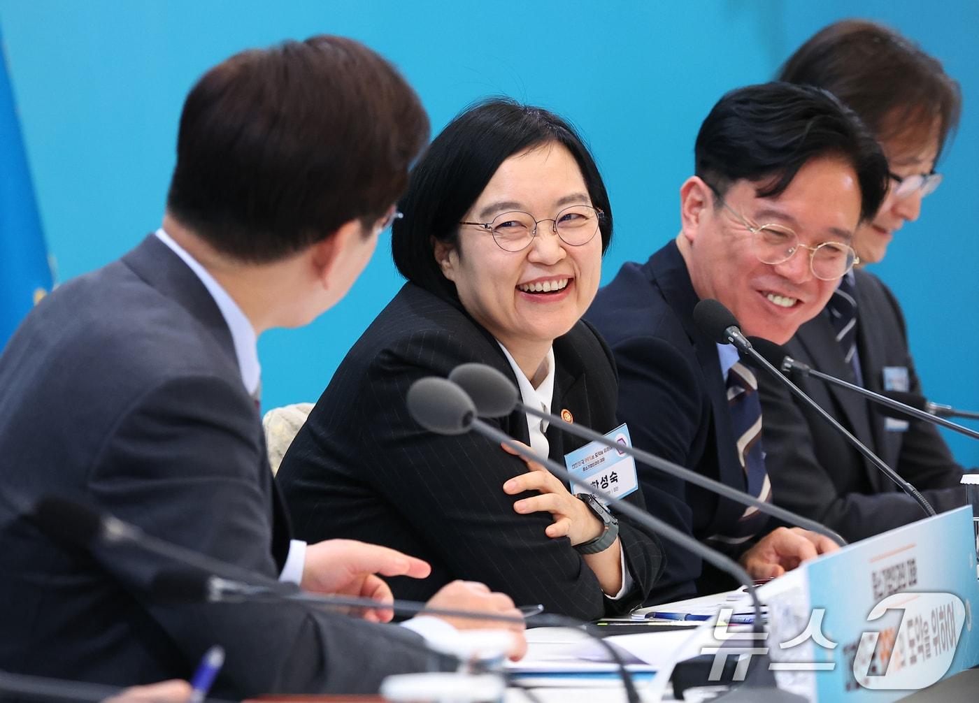 본문 이미지 - 이재명 대통령은 7일 한성숙 중소벤처기업부 장관을 총리후보자로 지명했다고 밝혔다. 사진은 한성숙 중소벤처기업부 장관이 20일 청와대에서 열린 중소기업인과의 대화에서 발언을 하고 있다. 2026.3.20 ⓒ 뉴스1 허경 기자