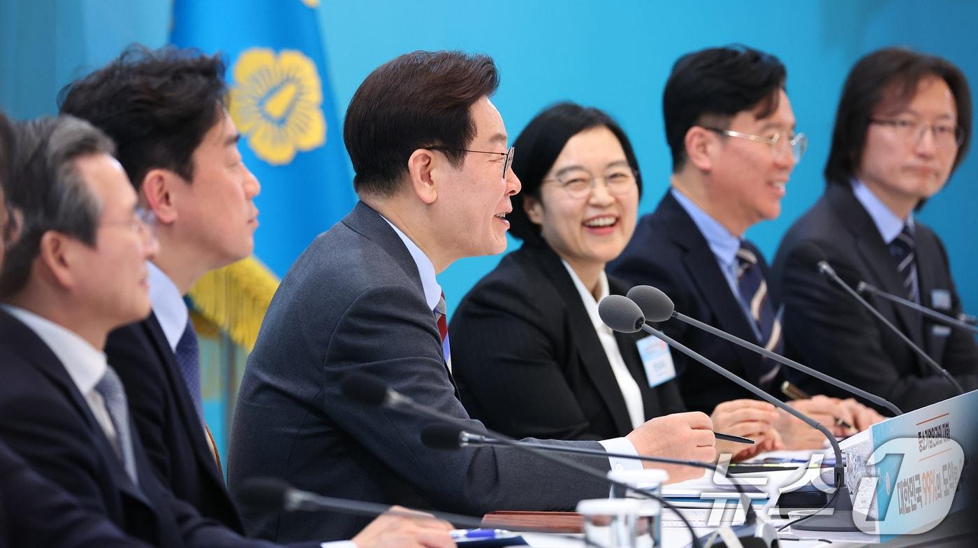 본문 이미지 - 이재명 대통령이 청와대에서 열린 중소기업인과의 대화에서 발언하고 있다. 2026.3.20 ⓒ 뉴스1 허경 기자