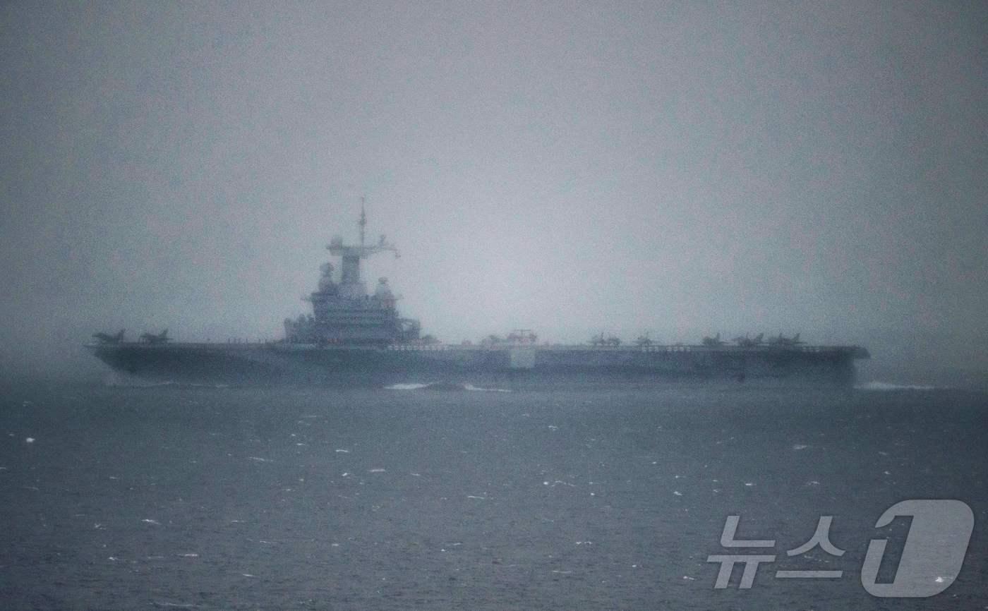 본문 이미지 - 지난 6일(현지시간) 프랑스 항공모함 샤를 드골이 스페인 남부 타리파 해안의 지브롤터 해협을 통과하는 모습이 포착됐다. 2026.03.06. ⓒ AFP=뉴스1