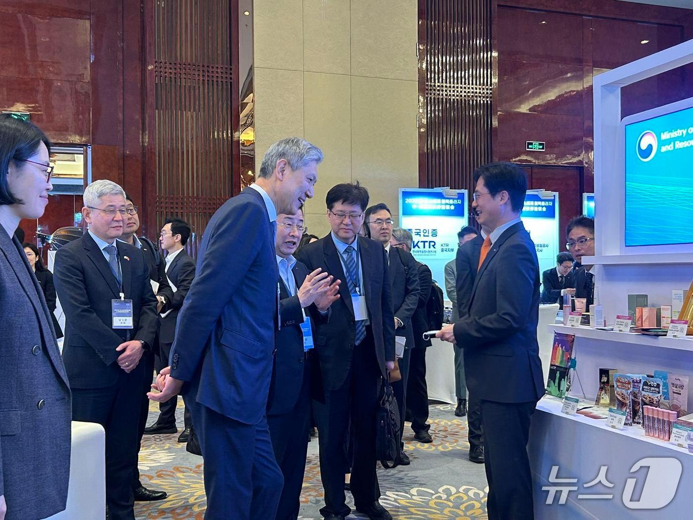 본문 이미지 - 노재헌 주중 한국대사가 19일 쓰촨성 청두시에서 개최된 '2026 한중 소비재 협력 플라자'를 방문했다. (주중 한국대사관)