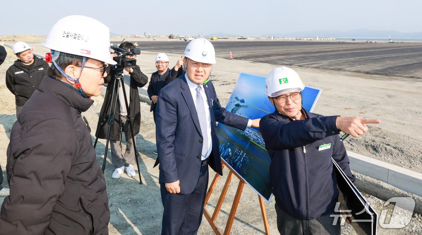 본문 이미지 - 20일 김관영 전북지사가 새만금항 신항 건설 현장을 찾아 주요 시설 공정 진행 상황 및 안전관리 실태 등을 점검하고 있다.(전북도 제공. 재판매 및 DB금지)/뉴스1 