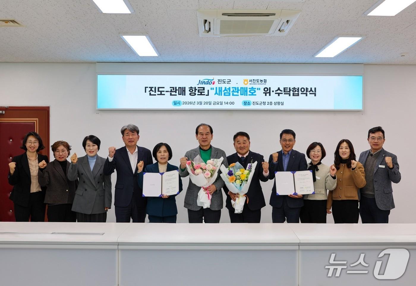 본문 이미지 - 김희수 진도군수(가운데)를 비롯한 진도군과 서진도농협 관계자들이 협약을 체결한 뒤 기념사진을 찍고 있다.(진도군 제공, 재판매 및 DB금지)/뉴스1