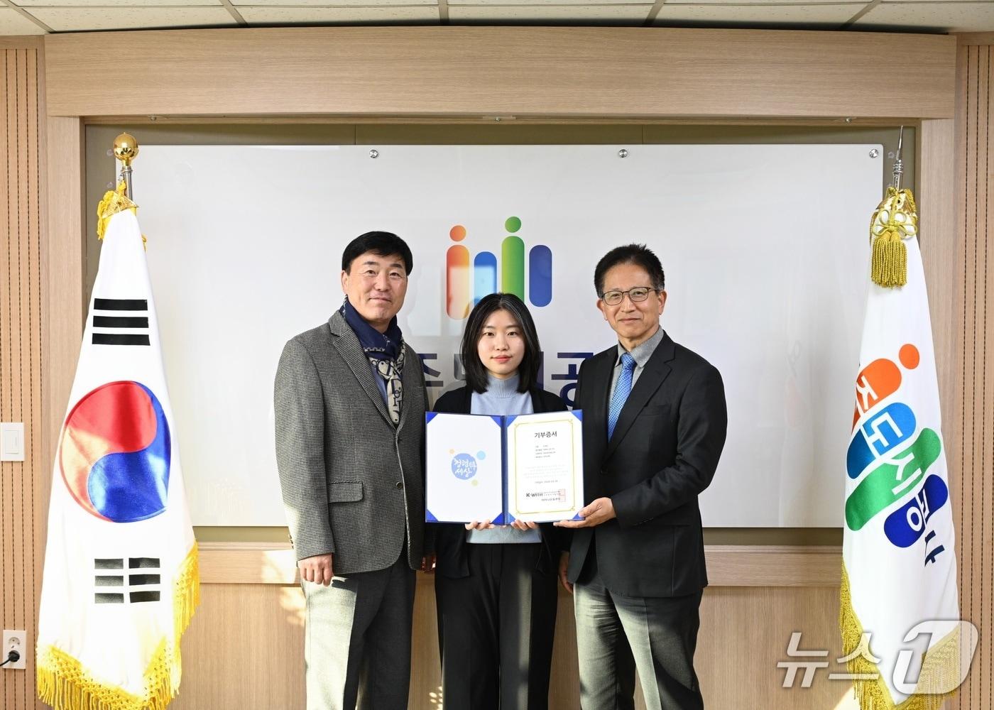 본문 이미지 - 경기 여주도시공사 직원 신경신 대리(가운데)가 소아함 환우를 위해 머리카락을 기부하고 기념사진을 찍고 있다.(여주도시공사 제공. 재판매 및 DB 금지)/뉴스1