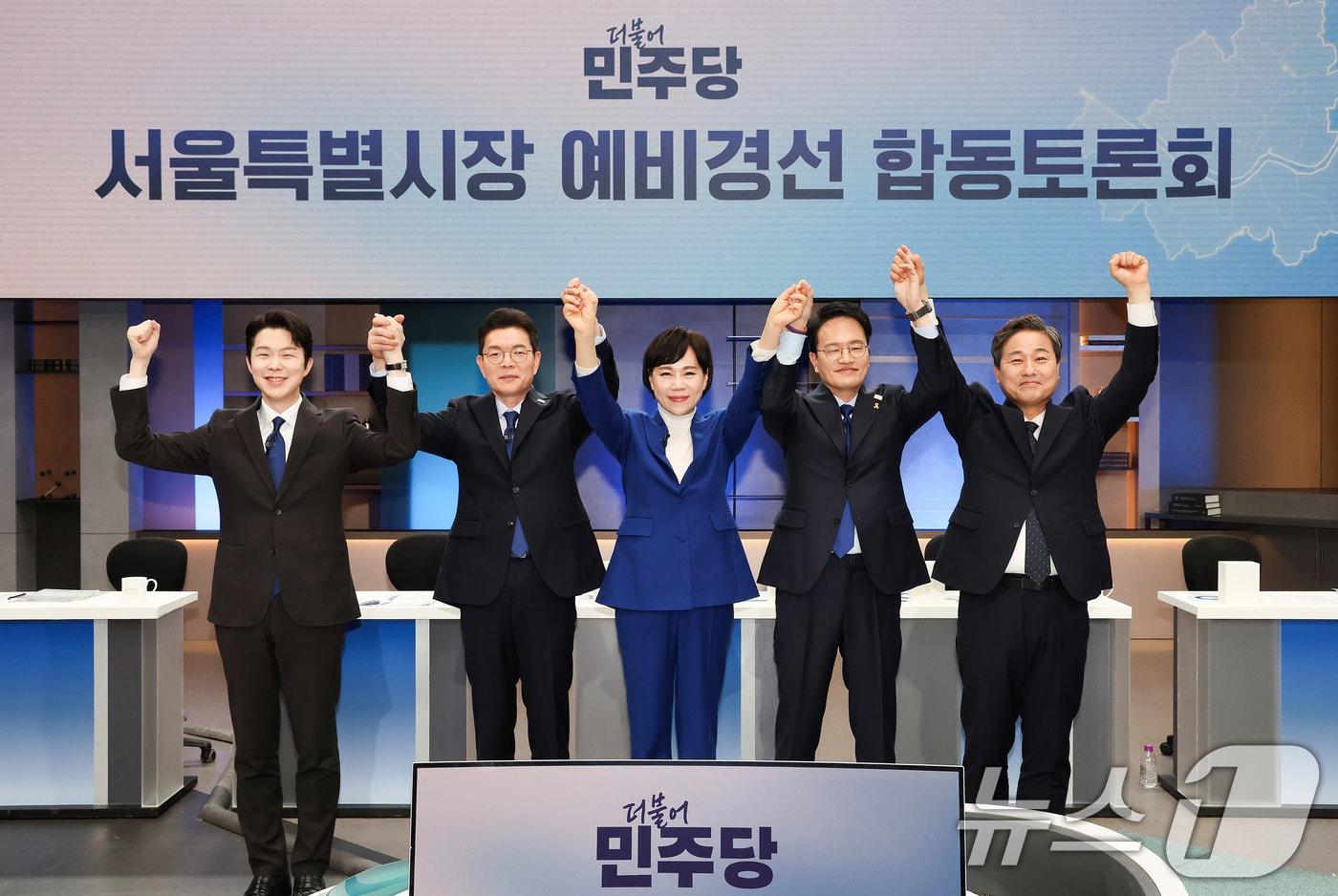 본문 이미지 - 20일 서울 마포구 JTBC에서 열린 더불어민주당 서울시장 예비경선 합동토론회에서 예비후보들이 포즈를 취하고 있다. 왼쪽부터 김형남, 정원오, 전현희, 박주민, 김영배 예비후보. 2026.3.20 ⓒ 뉴스1 국회사진기자단