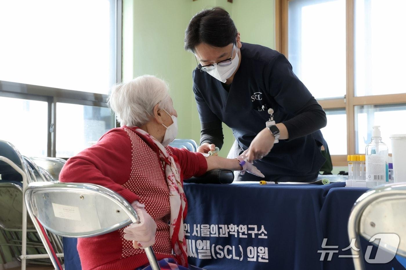 본문 이미지 - 재단법인 서울의과학연구소(SCL)는 경기 용인종합사회복지관과 함께 독거 어르신을 대상으로 '찾아가는 건강검진' 활동을 펼쳤다고 20일 밝혔다.(SCL 제공)