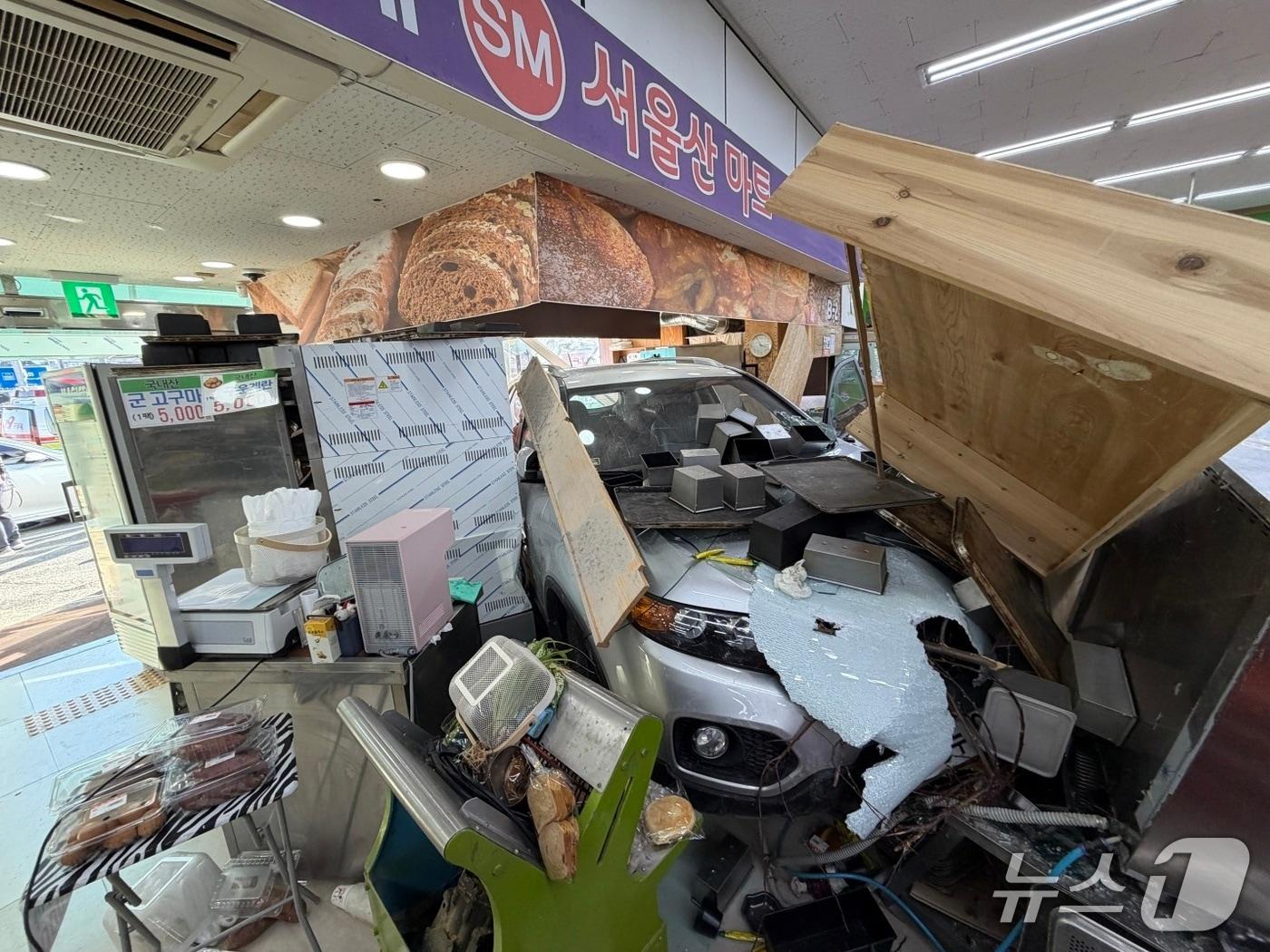 본문 이미지 - 20일 울산 울주군의 한 마트에 SUV 차량이 돌진해 1명이 다쳤다.(울산소방본부 제공. 재판매 및 DB금지)/뉴스1