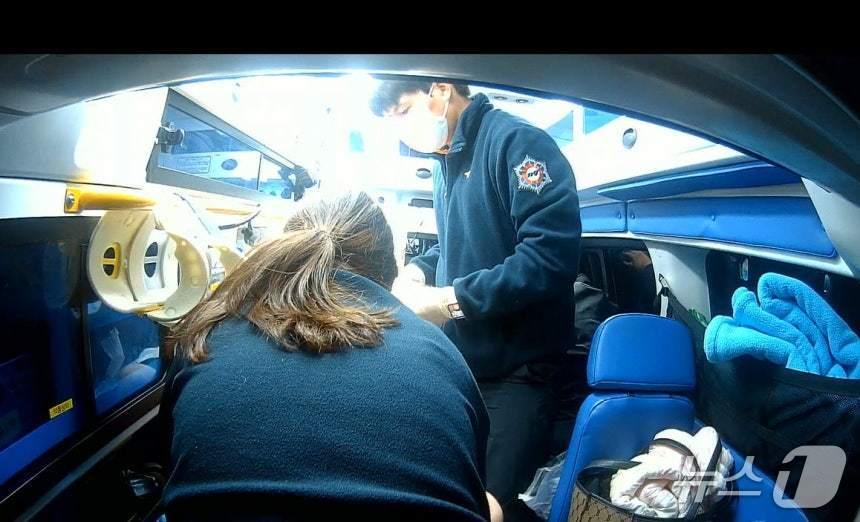 본문 이미지 - 부산 금정소방서 구급대가 구급차 안에서 긴급 분만을 진행하고 있다.(부산소방재난본부 제공. 재판매 및 DB금지)