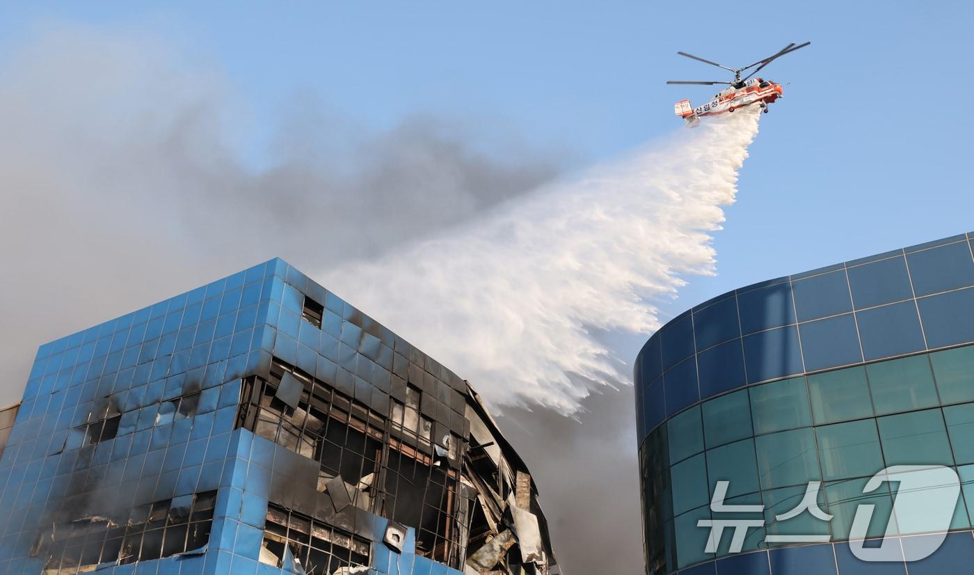 본문 이미지 - 20일 오후 1시17분께 대전 대덕구 문평동의 한 공장에서 불이 헬기를 동원해 불을 끄고 있다. 소방당국은 국가소방동원령을 발령한 가운데, 현재까지 부상자들을 비롯한 출근자들 중 14명의 연락이 두절된 것으로 확인됐다. ⓒ 뉴스1 김기태 기자